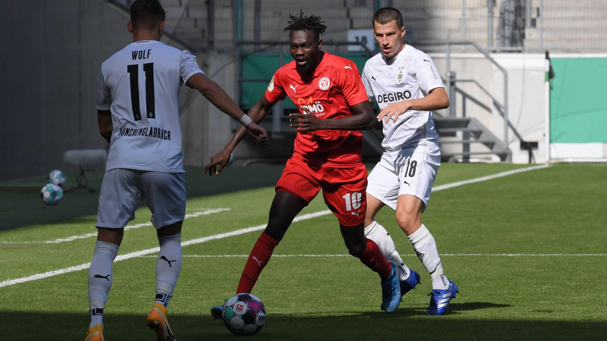 Am 12. September 2020 bestritt Borussia Mönchengladbach das DFB-Pokal-Erstrundenmatch gegen den FC Oberneuland vor leeren Rängen. Das Foto zeigt Stefan Lainer (r.) und Hannes Wolf (l.) im Zweikampft mit Ebrima Jobe (Mitte).