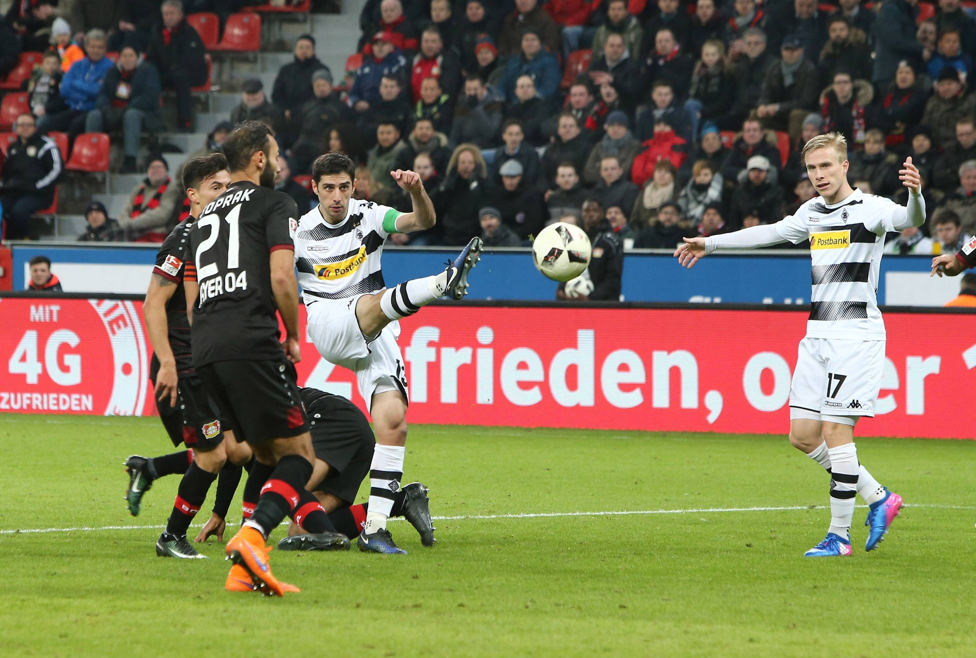 Lars Stindl zieht ab und trifft! Das Foto zeigt das Tor zum 1:2 von Borussia Mönchengladbach beim Gladbach-Auswärtsspiel in Leverkusen am 28. Januar 2017.