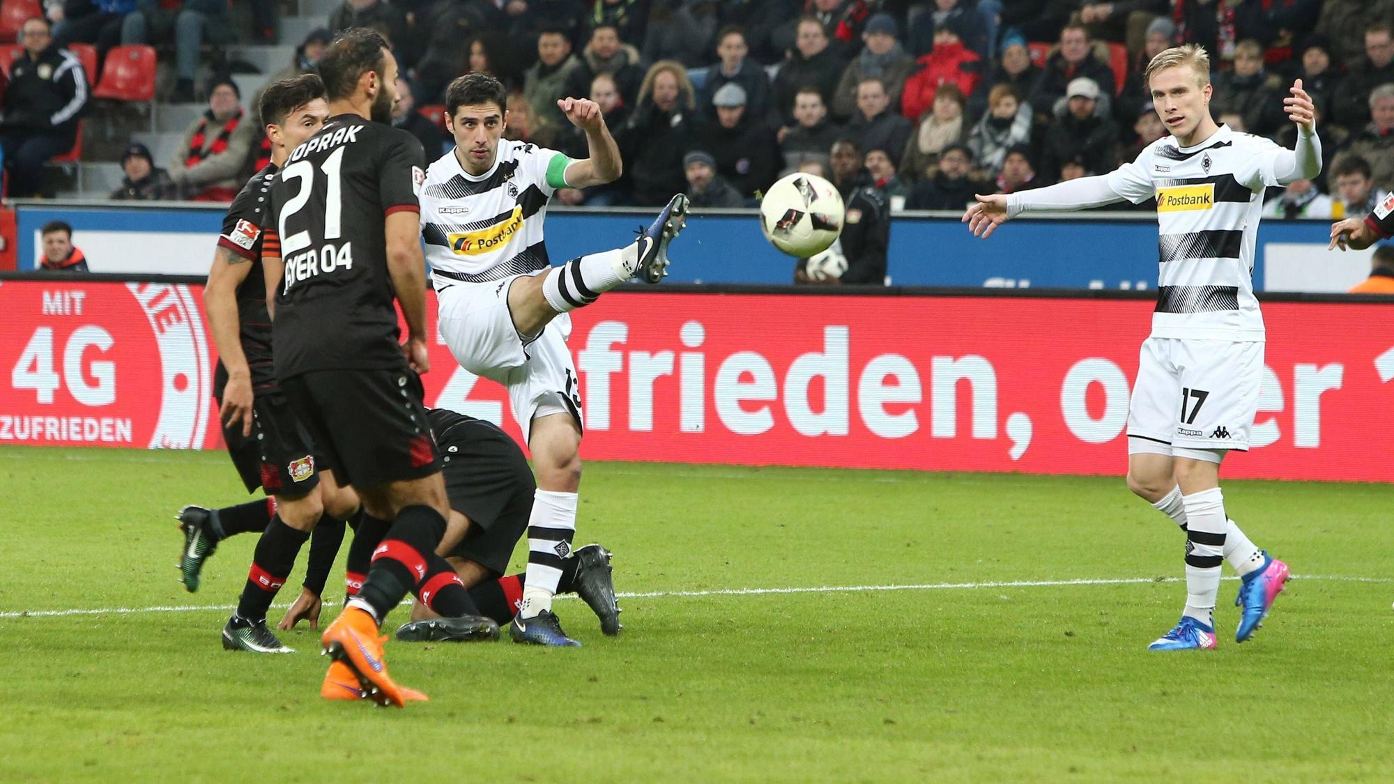 Lars Stindl zieht ab und trifft! Das Foto zeigt das Tor zum 1:2 von Borussia Mönchengladbach beim Gladbach-Auswärtsspiel in Leverkusen am 28. Januar 2017.