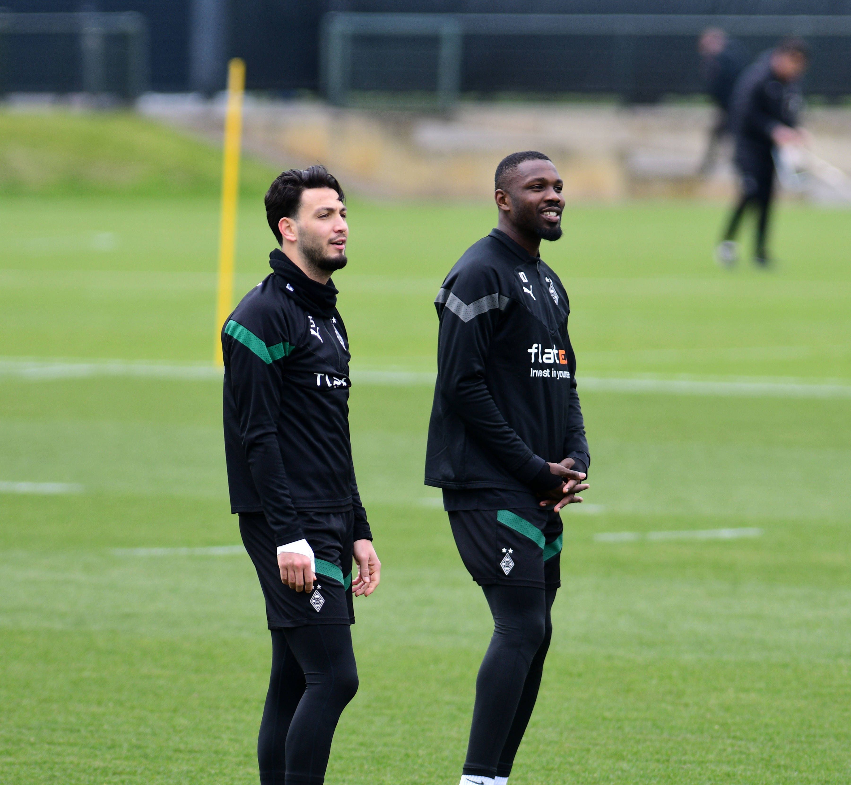 Ramy Bensebaini (l.) und Marcus Thuram beim Training von Borussia Mönchengladbach am 13. April 2023.