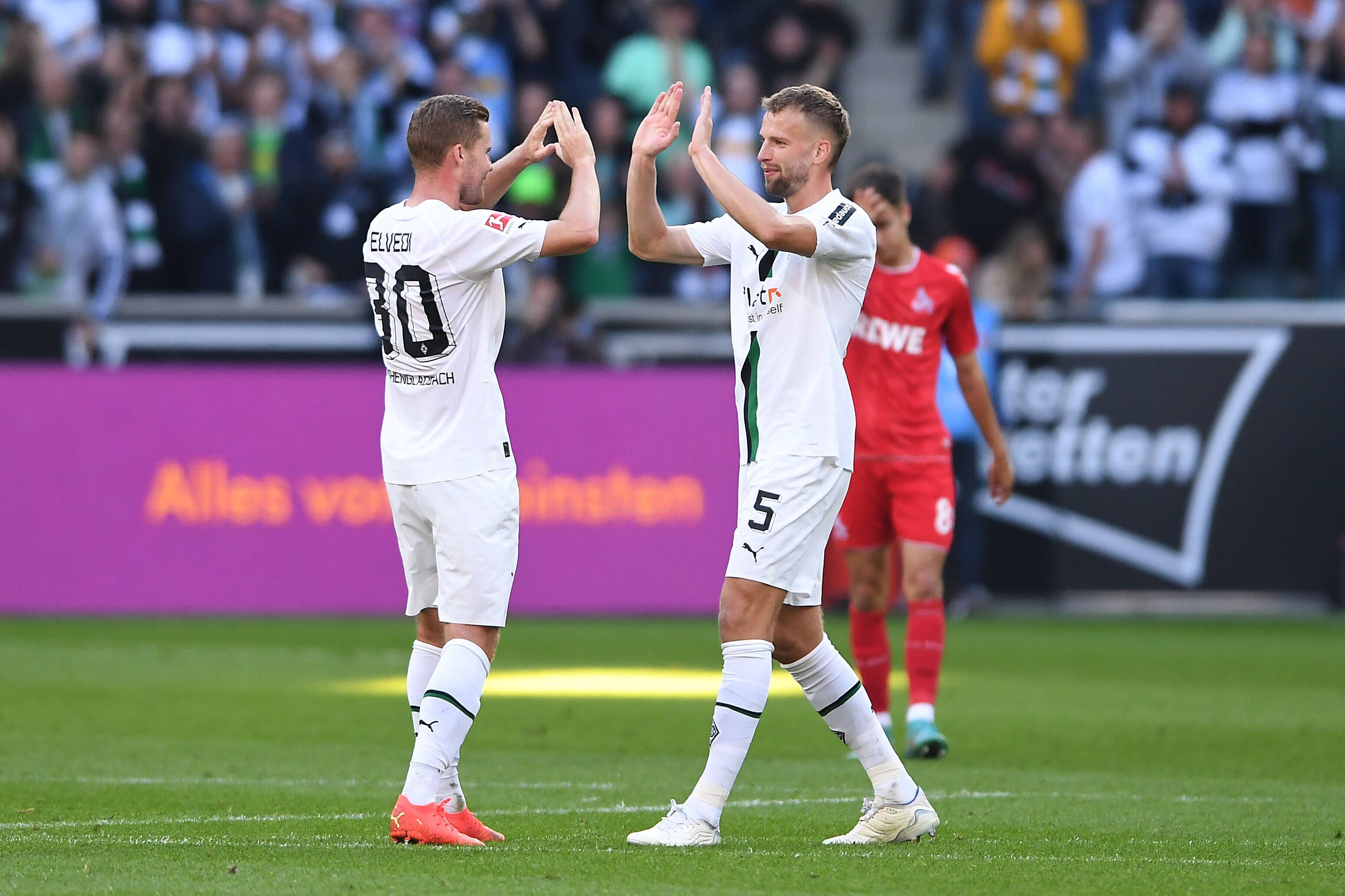 Nico Elvedi (l.) und Marvin Friedrich klatschen sich ab. Das Foto stammt vom Bundesligaspiel Borussia Mönchengladbach gegen den 1. FC Köln am 9. Oktober 2022.