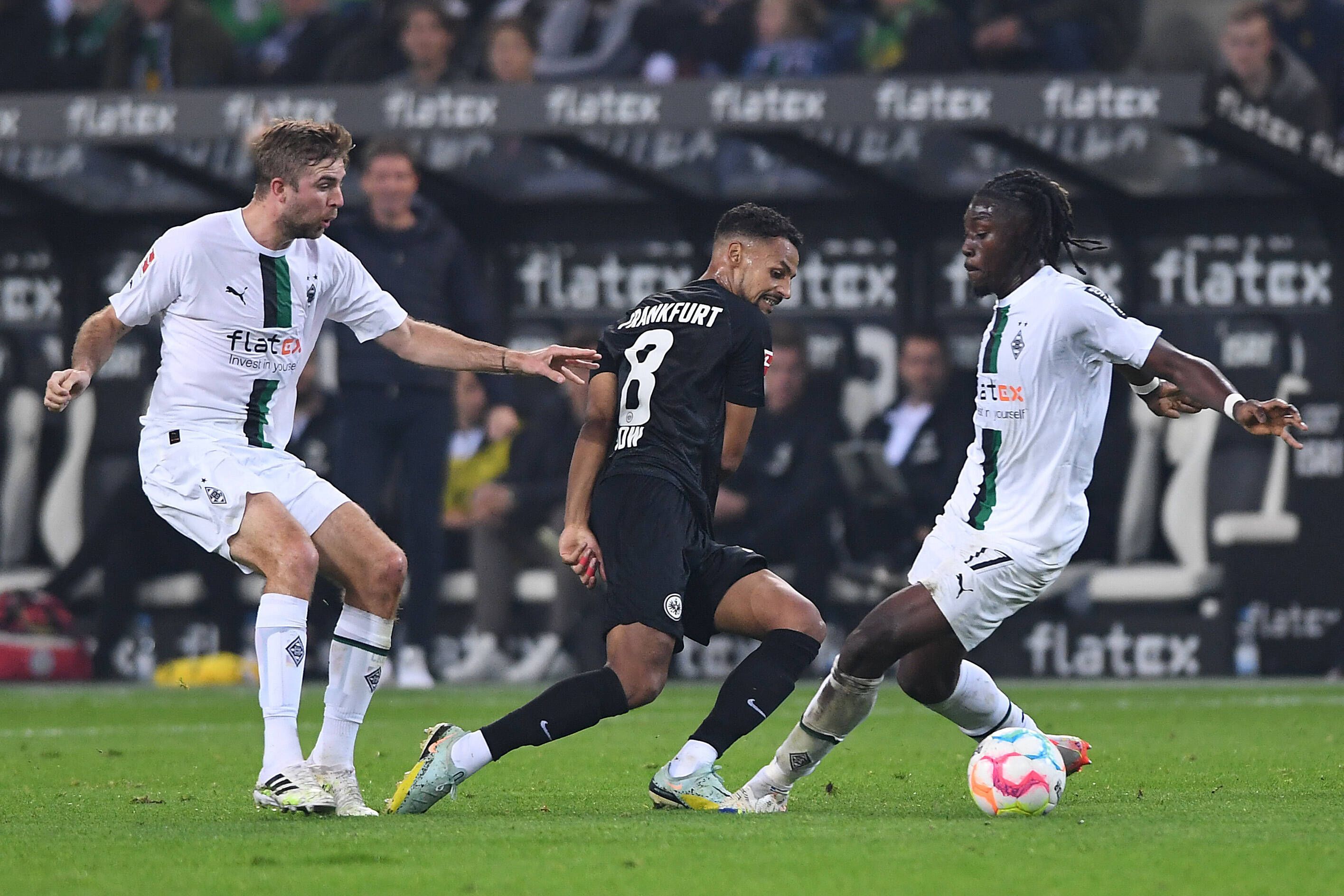 Borussia Mönchengladbach tritt am Samstagabend (15. April 2023/18.30 Uhr) bei Eintracht Frankfurt an. Das Foto zeigt die VfL-Profis Christoph Kramer (l.) und Manu Koné (r.)im Hinspiel am 22. Oktober 2022 im Borussia-Park im Duell mit SGE-Spieler Djibril Sow (Mitte).