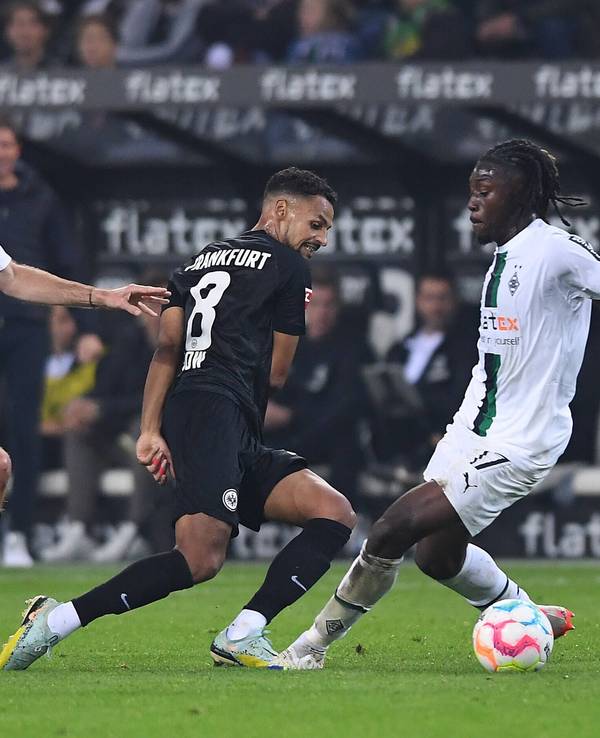 Borussia Mönchengladbach tritt am Samstagabend (15. April 2023/18.30 Uhr) bei Eintracht Frankfurt an. Das Foto zeigt die VfL-Profis Christoph Kramer (l.) und Manu Koné (r.)im Hinspiel am 22. Oktober 2022 im Borussia-Park im Duell mit SGE-Spieler Djibril Sow (Mitte).