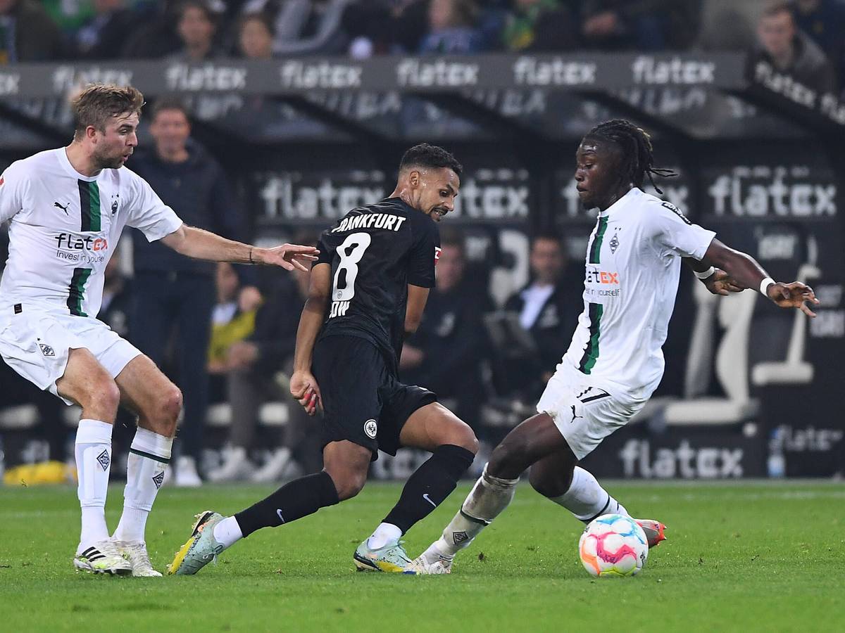 Borussia Mönchengladbach tritt am Samstagabend (15. April 2023/18.30 Uhr) bei Eintracht Frankfurt an. Das Foto zeigt die VfL-Profis Christoph Kramer (l.) und Manu Koné (r.)im Hinspiel am 22. Oktober 2022 im Borussia-Park im Duell mit SGE-Spieler Djibril Sow (Mitte).