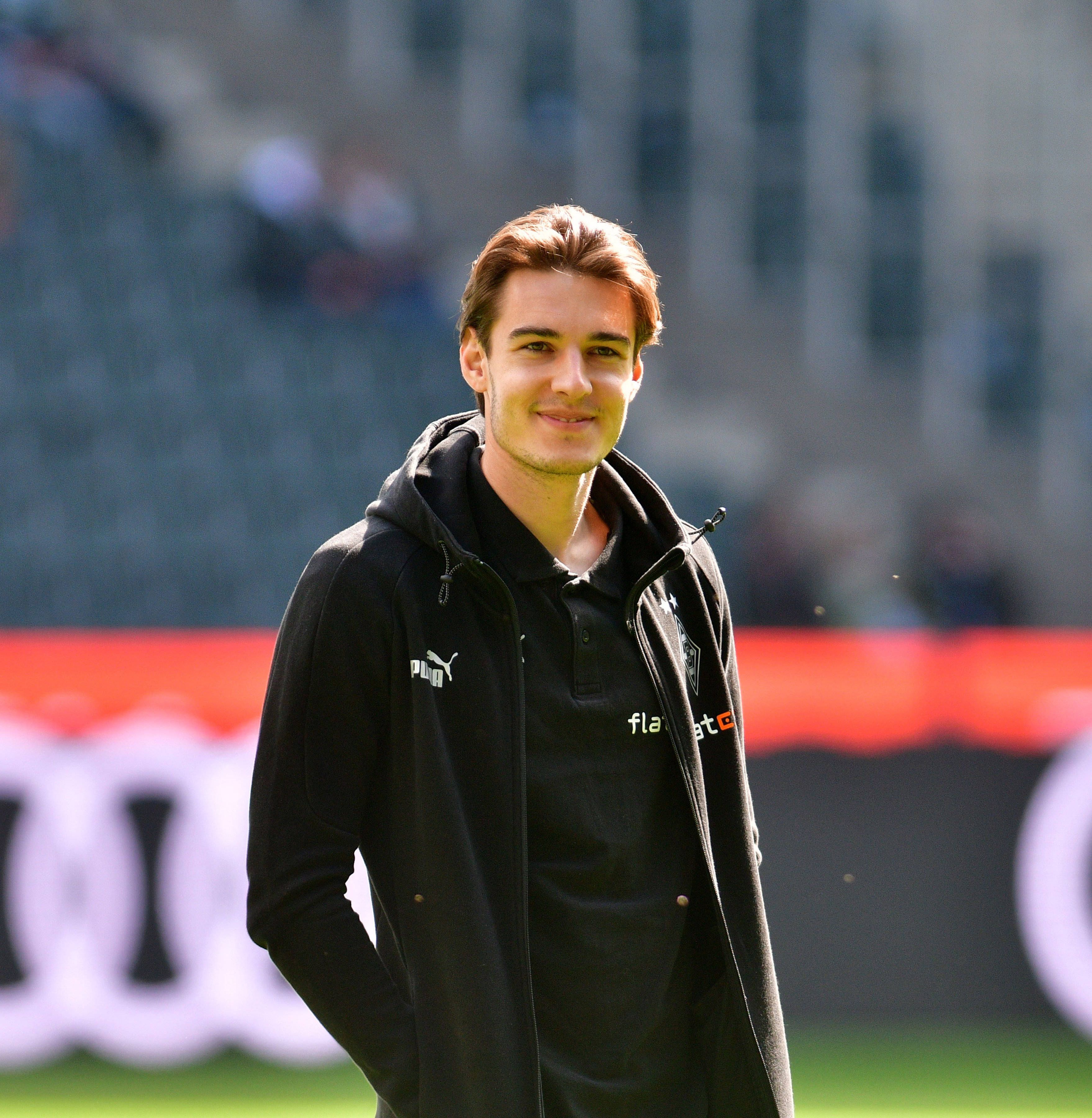Florian Neuhaus von Borussia Mönchengladbach soll Berichten zufolge auch nach 2024 weiterhin für den Klub vom Niederrhein auflaufen. Das Foto zeigt ihn am 9. April 2023 vor dem Heimspiel gegen den VfL Wolfsburg lächelnd im Borussia-Park.