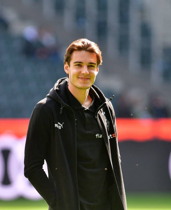 Florian Neuhaus von Borussia Mönchengladbach soll Berichten zufolge auch nach 2024 weiterhin für den Klub vom Niederrhein auflaufen. Das Foto zeigt ihn am 9. April 2023 vor dem Heimspiel gegen den VfL Wolfsburg lächelnd im Borussia-Park.