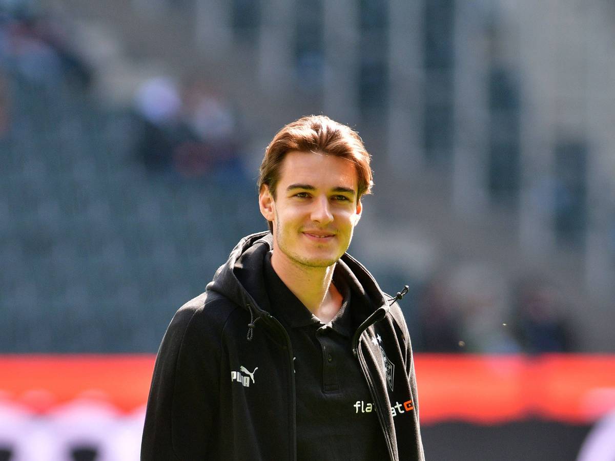Florian Neuhaus von Borussia Mönchengladbach soll Berichten zufolge auch nach 2024 weiterhin für den Klub vom Niederrhein auflaufen. Das Foto zeigt ihn am 9. April 2023 vor dem Heimspiel gegen den VfL Wolfsburg lächelnd im Borussia-Park.