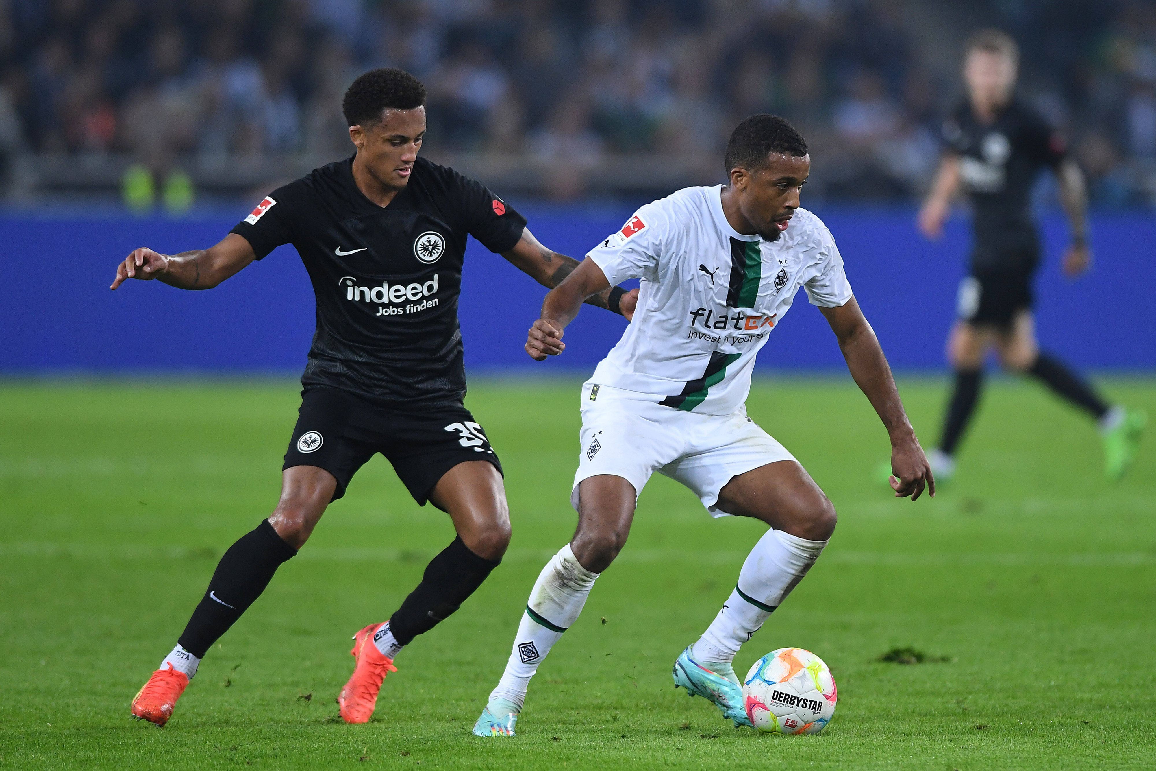Borussia Mönchengladbach tritt am Samstagabend (15. April 2023/18.30 Uhr) bei Eintracht Fankfurt zum Bundesliga-Match des 28. Spieltags an. Das Foto zeigt SGE-Profi Lucas Silva Melo Tuta (l.) im Duell um den Ball mit Gladbachs Alassane Plea (r.) im Hinspiel am 22. Oktober 2022 im Borussia-Park.