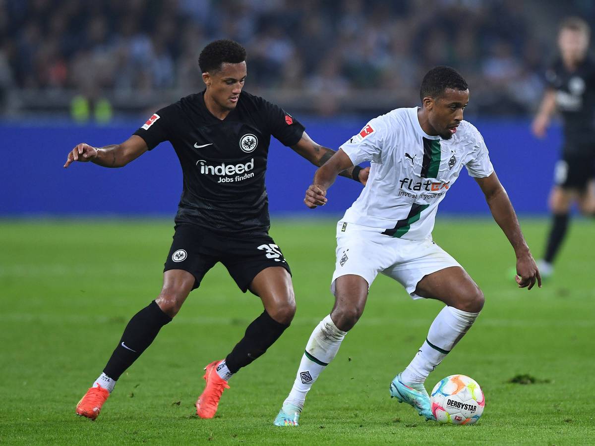 Borussia Mönchengladbach tritt am Samstagabend (15. April 2023/18.30 Uhr) bei Eintracht Fankfurt zum Bundesliga-Match des 28. Spieltags an. Das Foto zeigt SGE-Profi Lucas Silva Melo Tuta (l.) im Duell um den Ball mit Gladbachs Alassane Plea (r.) im Hinspiel am 22. Oktober 2022 im Borussia-Park.