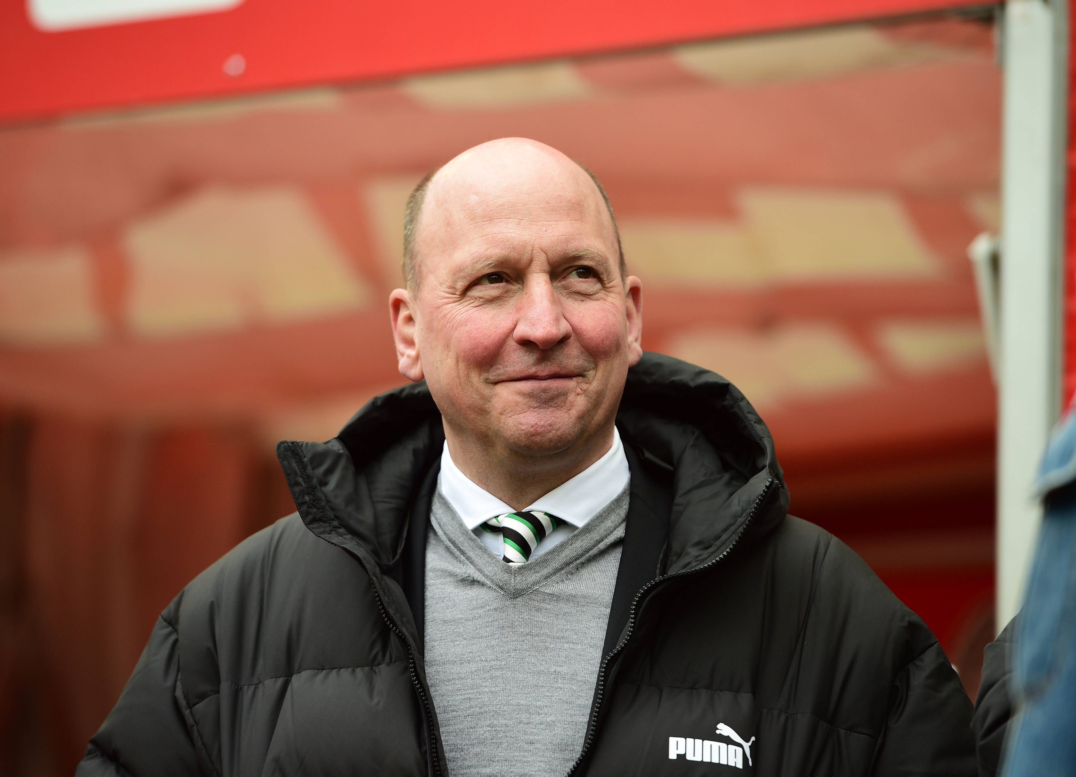 Stephan Schippers, Geschäftsführer von Borussia Mönchengladbach, sieht der Zukunft des Bundesligisten optimistisch entgegen. Das Foto zeigt den 55-Jährigen gut gelaunt vor dem Derby beim 1. FC Köln am 2. April 2023.