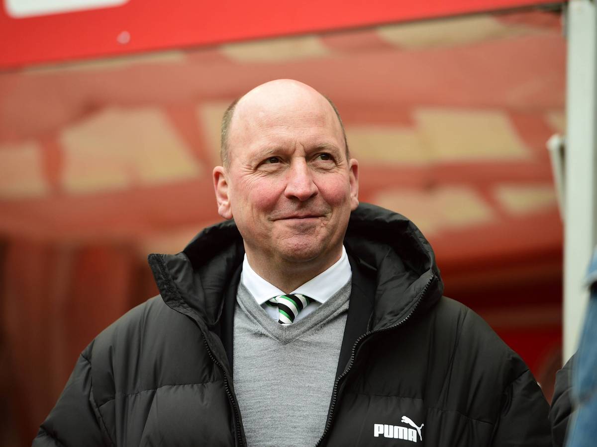 Stephan Schippers, Geschäftsführer von Borussia Mönchengladbach, sieht der Zukunft des Bundesligisten optimistisch entgegen. Das Foto zeigt den 55-Jährigen gut gelaunt vor dem Derby beim 1. FC Köln am 2. April 2023.