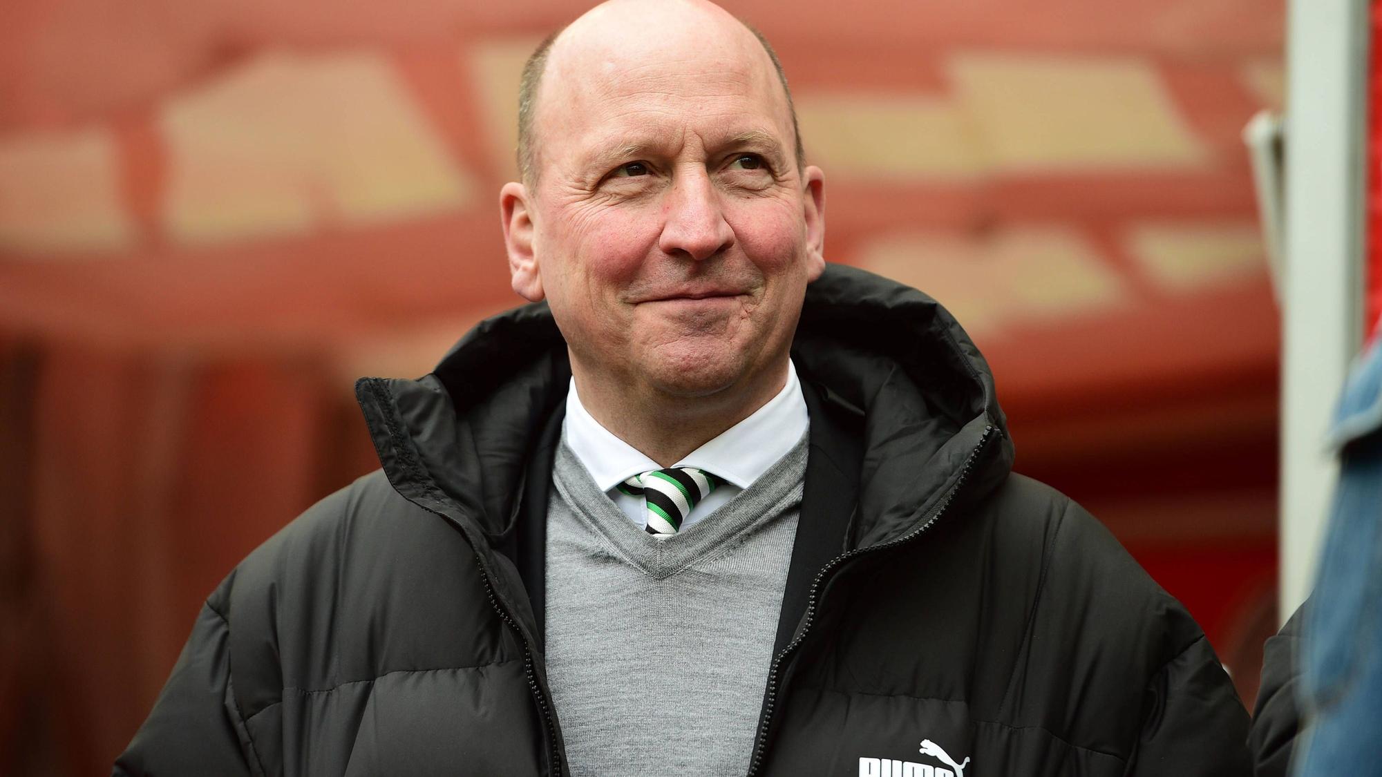 Stephan Schippers, Geschäftsführer von Borussia Mönchengladbach, sieht der Zukunft des Bundesligisten optimistisch entgegen. Das Foto zeigt den 55-Jährigen gut gelaunt vor dem Derby beim 1. FC Köln am 2. April 2023.