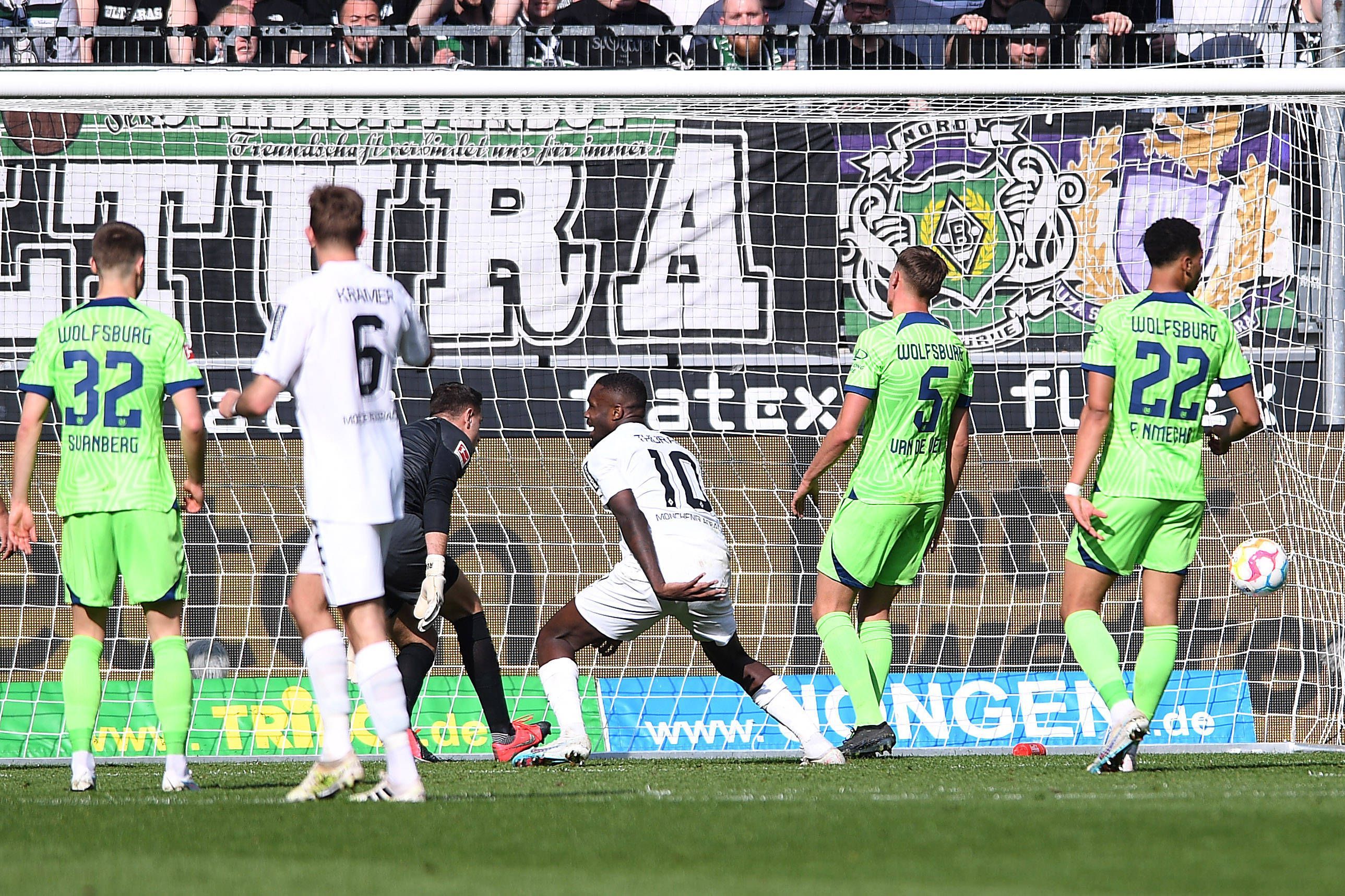 Borussia Mönchengladbach hat am Sonntag (9. April 2023) 2:0 gegen den VfL Wolfsburg gewonnen. Das Foto zeigt Marcus Thuram beim Tor zum 2:0.