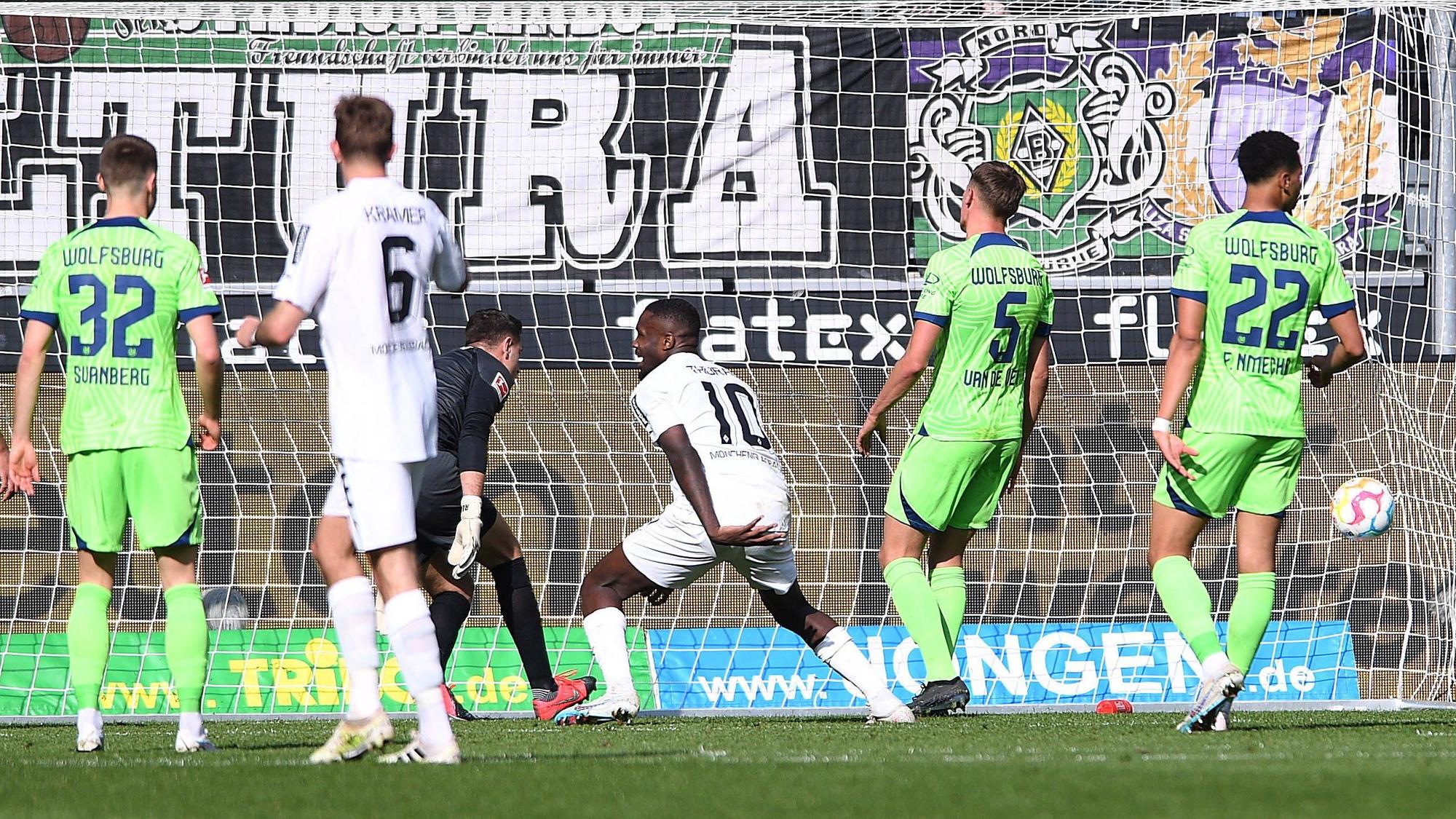 Borussia Mönchengladbach hat am Sonntag (9. April 2023) 2:0 gegen den VfL Wolfsburg gewonnen. Das Foto zeigt Marcus Thuram beim Tor zum 2:0.