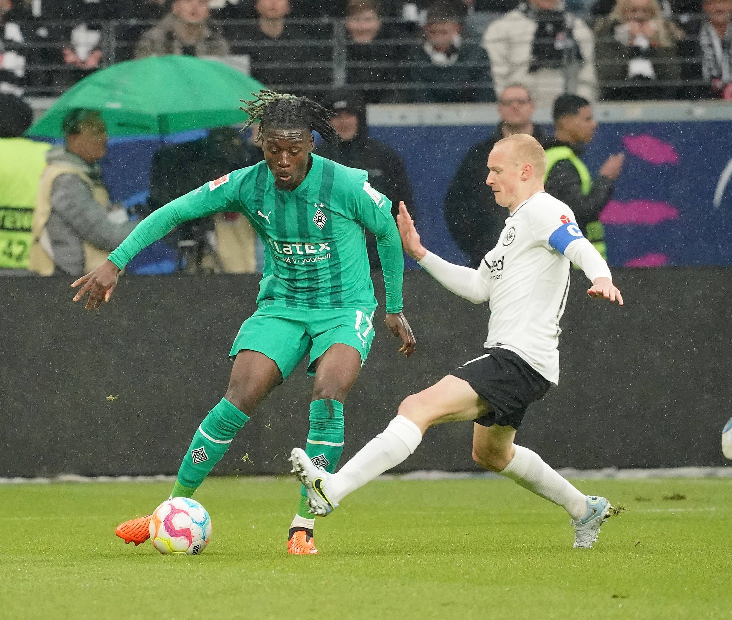 Borussia Mönchengladbach und Eintracht Frankfurt haben sich am Samstagabend (15. April 2023) mit 1:1 voneinander getrennt. Das Foto zeigt Manu Koné (l.) und Sebastian Rode (r.) im Zweikampf.