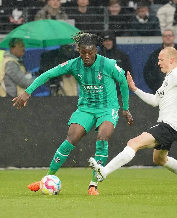 Borussia Mönchengladbach und Eintracht Frankfurt haben sich am Samstagabend (15. April 2023) mit 1:1 voneinander getrennt. Das Foto zeigt Manu Koné (l.) und Sebastian Rode (r.) im Zweikampf.