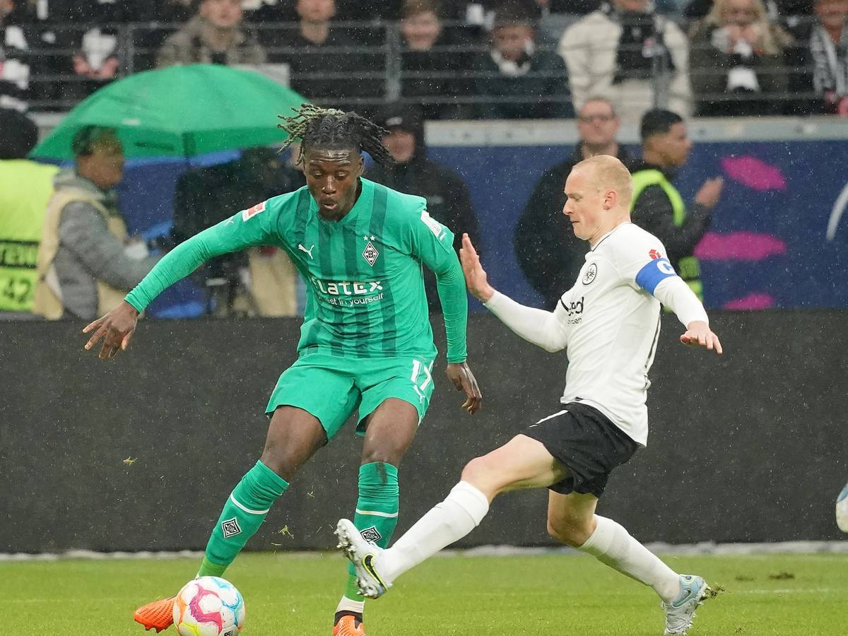 Borussia Mönchengladbach und Eintracht Frankfurt haben sich am Samstagabend (15. April 2023) mit 1:1 voneinander getrennt. Das Foto zeigt Manu Koné (l.) und Sebastian Rode (r.) im Zweikampf.