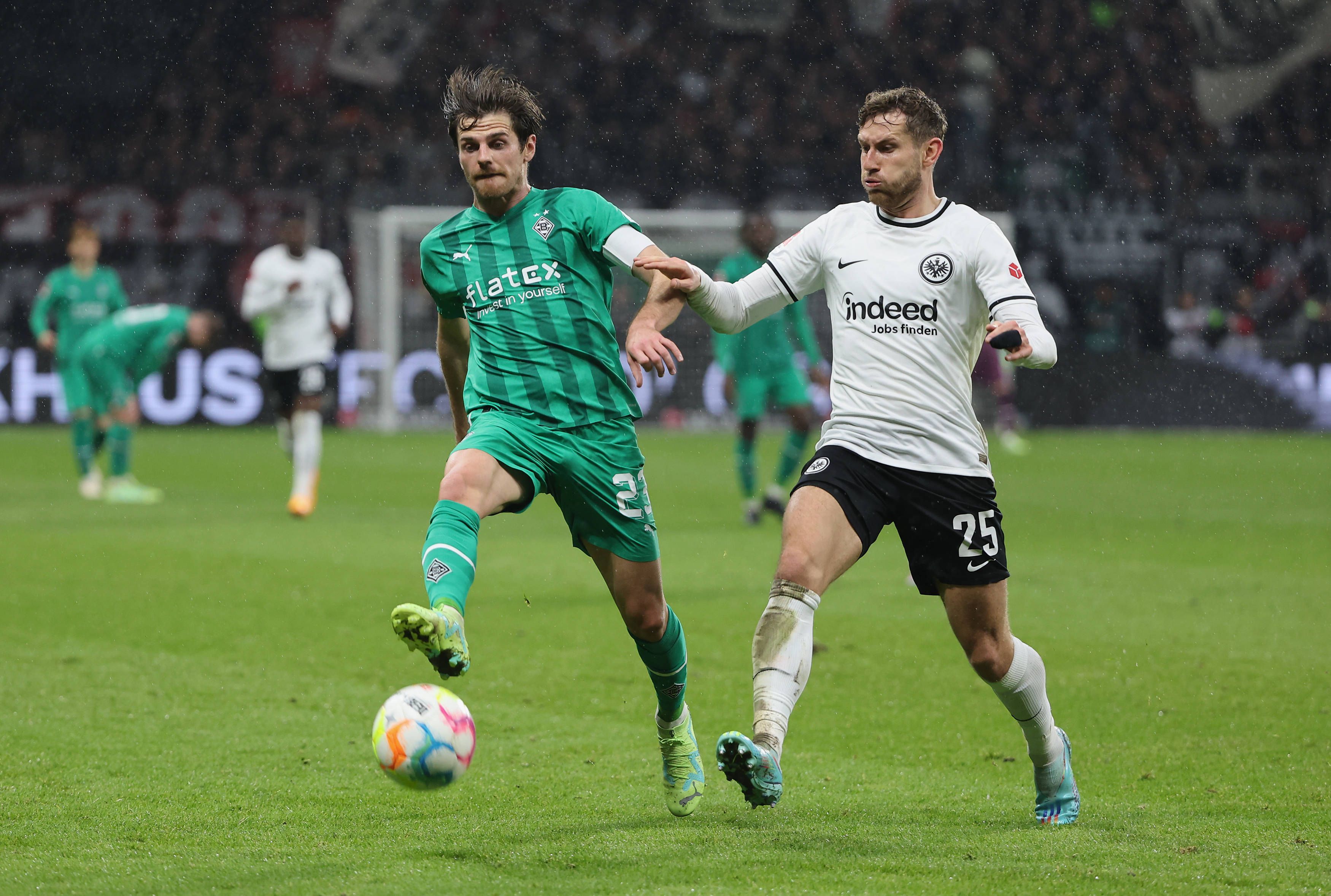 Jonas Hofmann von Borussia Mönchengladbach (l.) am 15. April 2023 im Zweikampf mit Christopher Lenz von Eintracht Frankfurt.