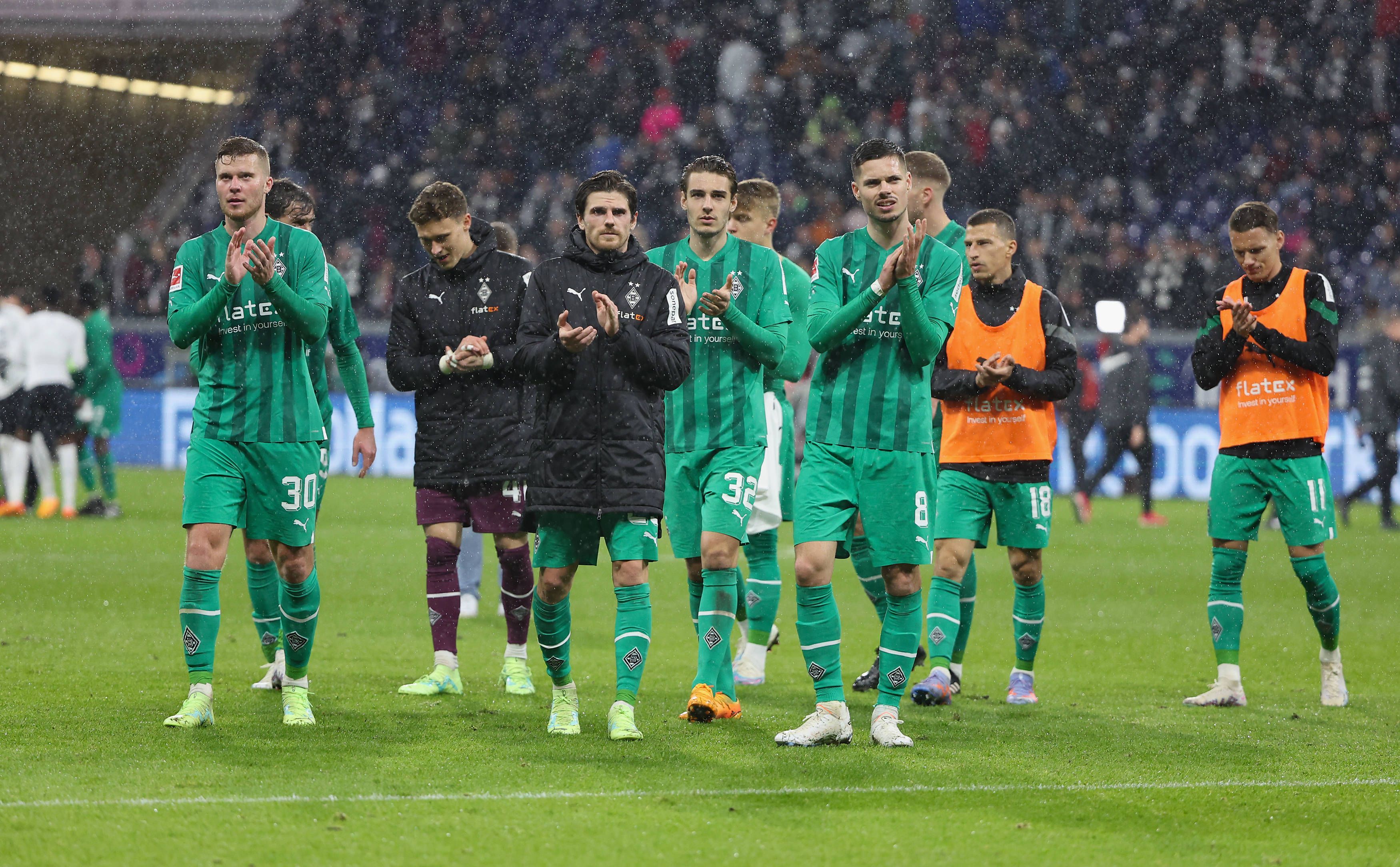 Die Mannschaft von Borussia Mönchengladbach bedankt sich nach dem Auswärtsspiel bei Eintracht Frankfurt am 15. April 2023 bei den mitgereisten Fans.