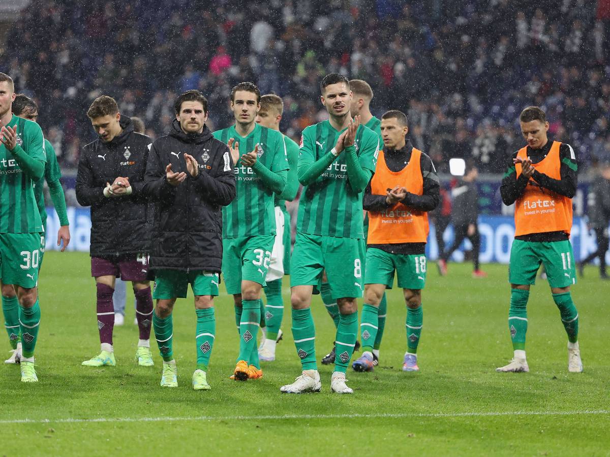 Die Mannschaft von Borussia Mönchengladbach bedankt sich nach dem Auswärtsspiel bei Eintracht Frankfurt am 15. April 2023 bei den mitgereisten Fans.
