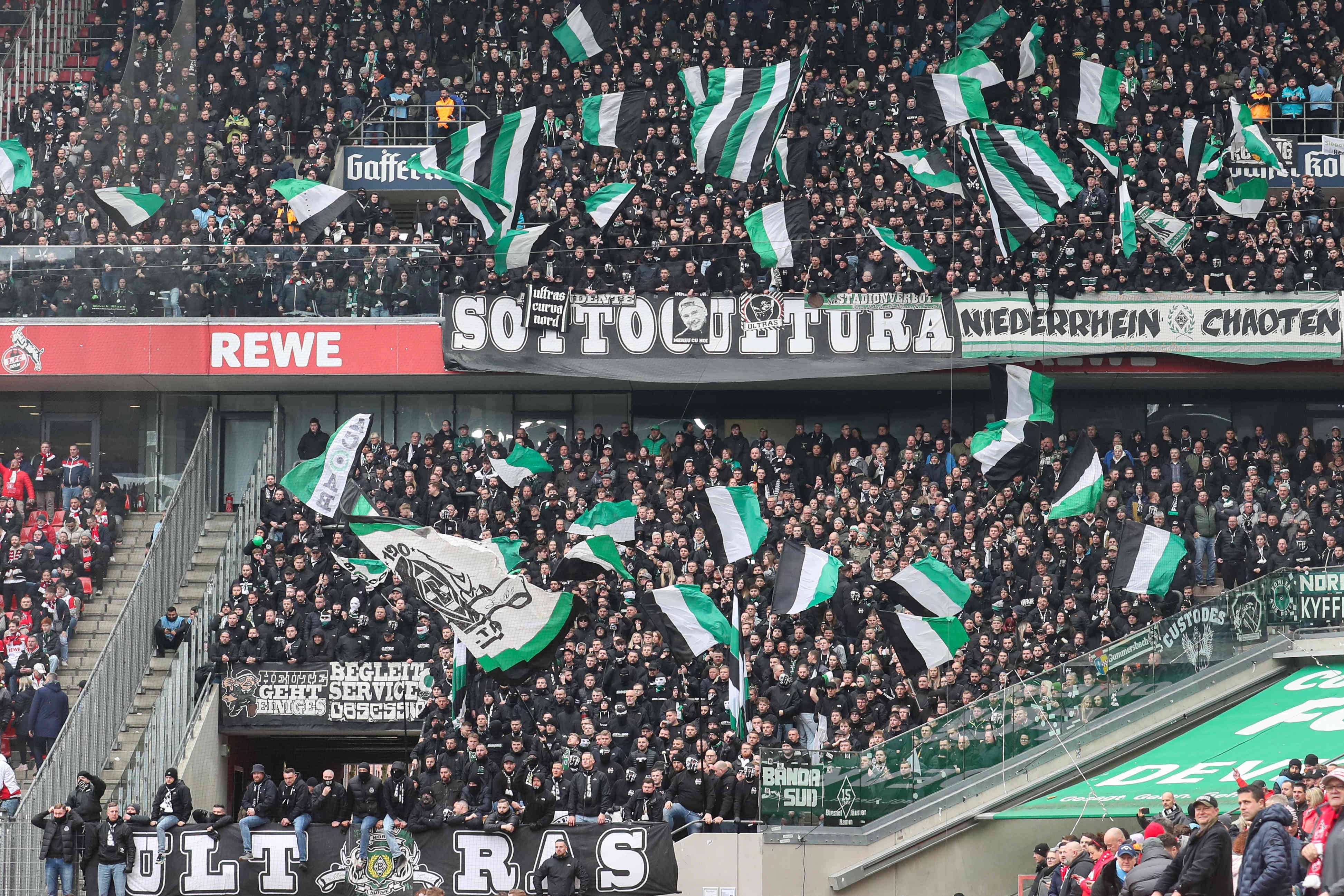 Der volle Gästeblock beim Auswärtsspiel von Borussia Mönchengladbach beim 1. FC Köln am 2. April 2023. Das Gladbach-Gastspiel bei Eintracht Frankfurt am 15. April 2023 verpassten wiederum zahlreiche Borussia-Fans wegen eines Polizei-Einsatzes bei der Anreise.