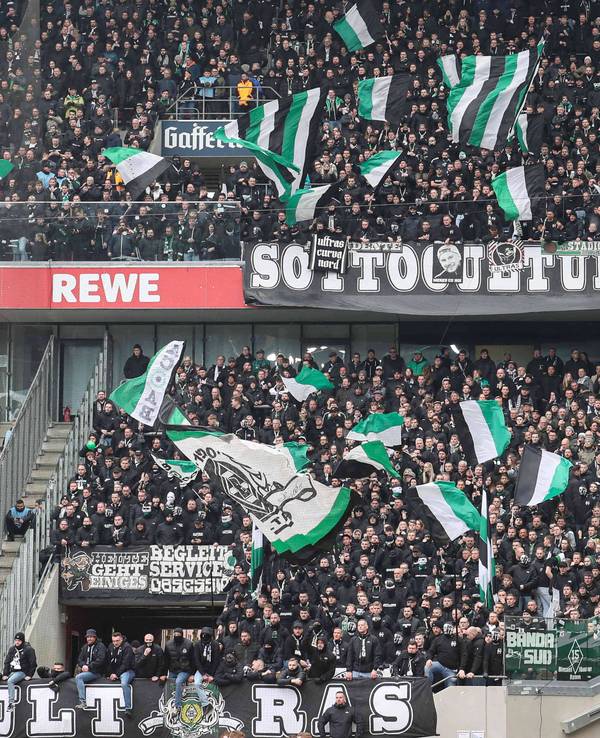 Der volle Gästeblock beim Auswärtsspiel von Borussia Mönchengladbach beim 1. FC Köln am 2. April 2023. Das Gladbach-Gastspiel bei Eintracht Frankfurt am 15. April 2023 verpassten wiederum zahlreiche Borussia-Fans wegen eines Polizei-Einsatzes bei der Anreise.