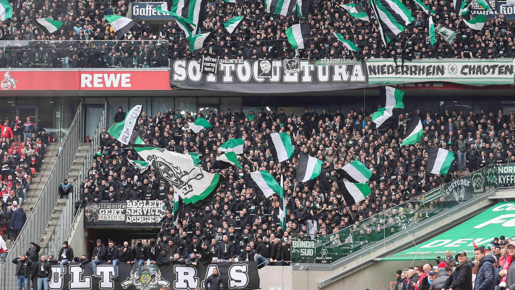 Der volle Gästeblock beim Auswärtsspiel von Borussia Mönchengladbach beim 1. FC Köln am 2. April 2023. Das Gladbach-Gastspiel bei Eintracht Frankfurt am 15. April 2023 verpassten wiederum zahlreiche Borussia-Fans wegen eines Polizei-Einsatzes bei der Anreise.