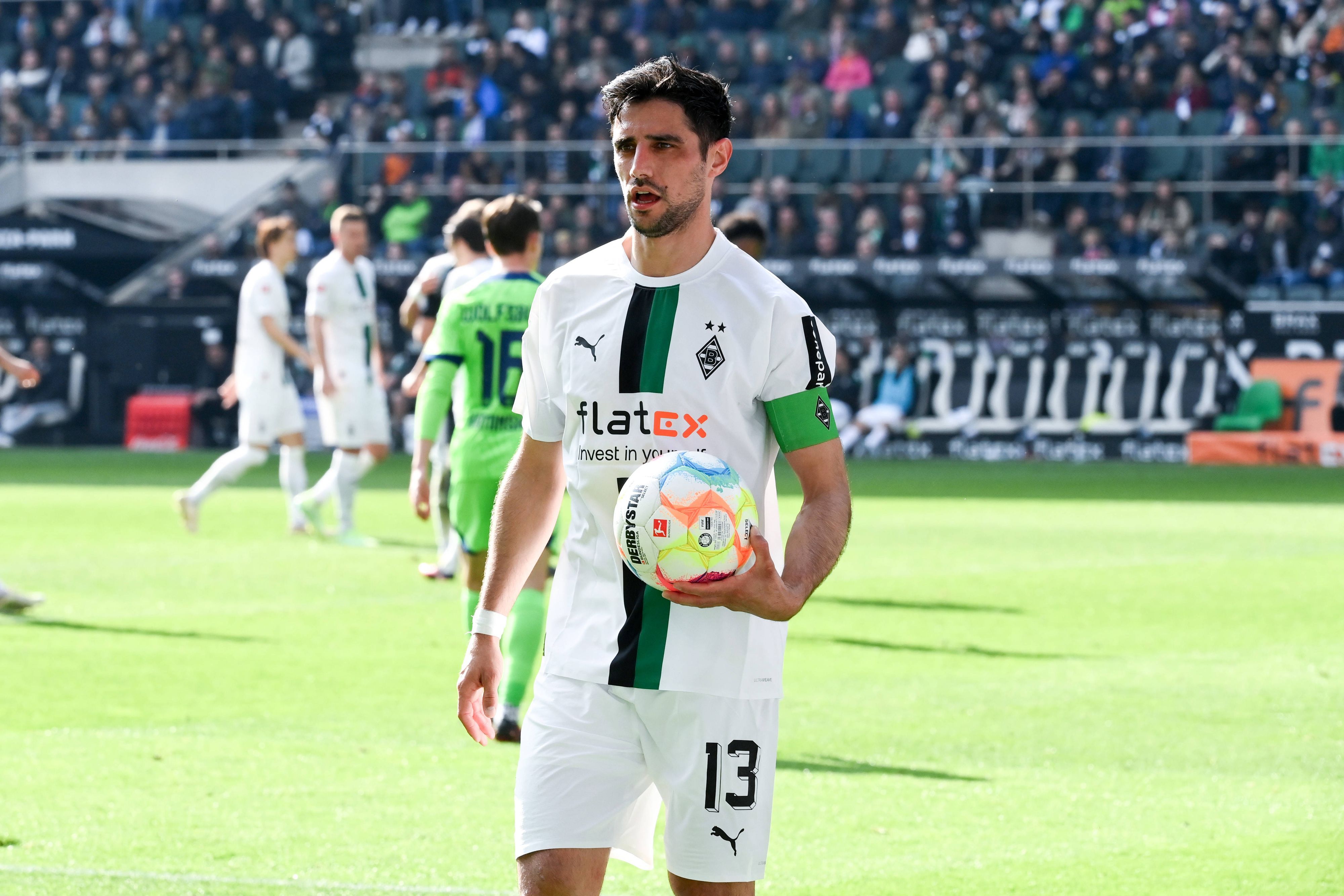 Lars Stindl, Kapitän von Borussia Mönchengladbach, wird die Fohlen im Sommer nach acht Jahren verlassen. Wohin zieht es den 34-Jährigen? Das Foto zeigt ihn am 9. April 2023 beim Heimspiel gegen den VfL Wolfsburg mit Ball unterm Arm im Borussia-Park.