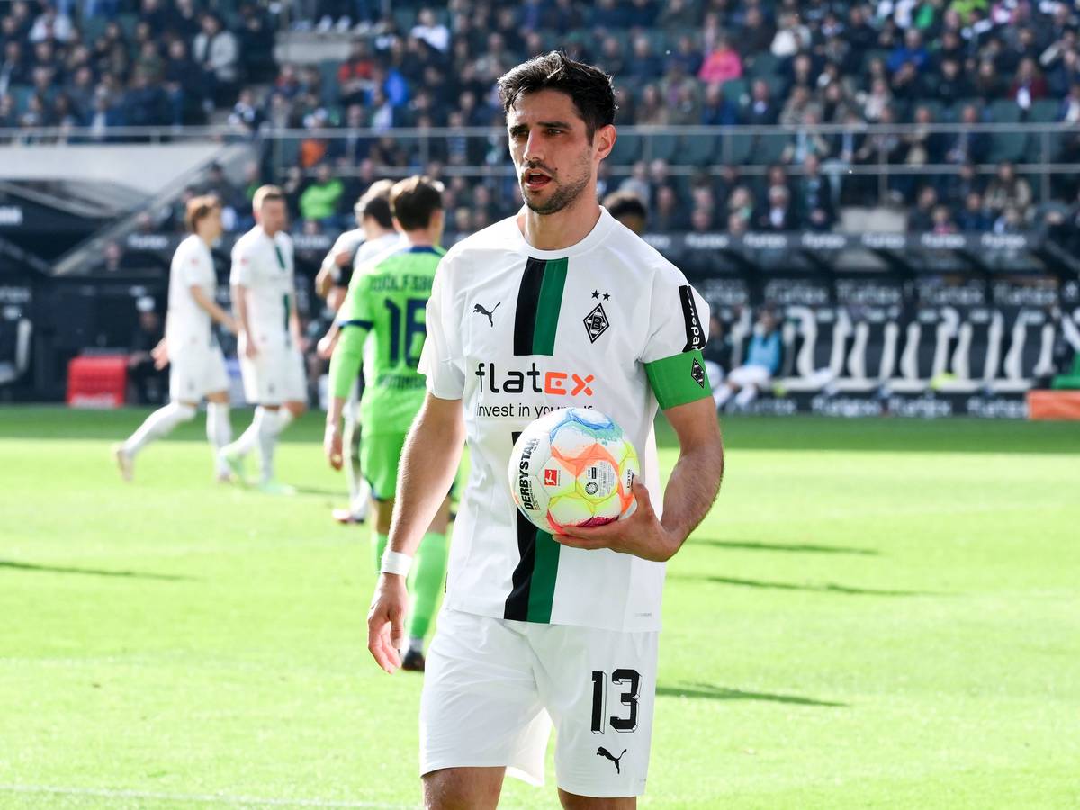 Lars Stindl, Kapitän von Borussia Mönchengladbach, wird die Fohlen im Sommer nach acht Jahren verlassen. Wohin zieht es den 34-Jährigen? Das Foto zeigt ihn am 9. April 2023 beim Heimspiel gegen den VfL Wolfsburg mit Ball unterm Arm im Borussia-Park.