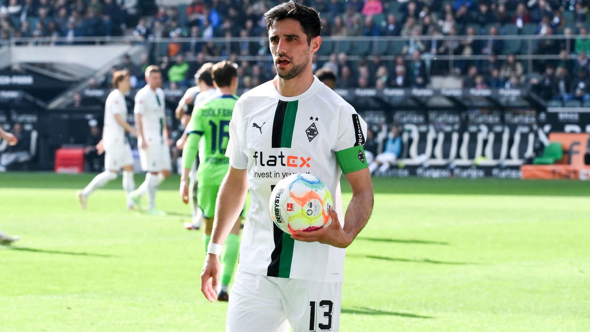 Lars Stindl, Kapitän von Borussia Mönchengladbach, wird die Fohlen im Sommer nach acht Jahren verlassen. Wohin zieht es den 34-Jährigen? Das Foto zeigt ihn am 9. April 2023 beim Heimspiel gegen den VfL Wolfsburg mit Ball unterm Arm im Borussia-Park.