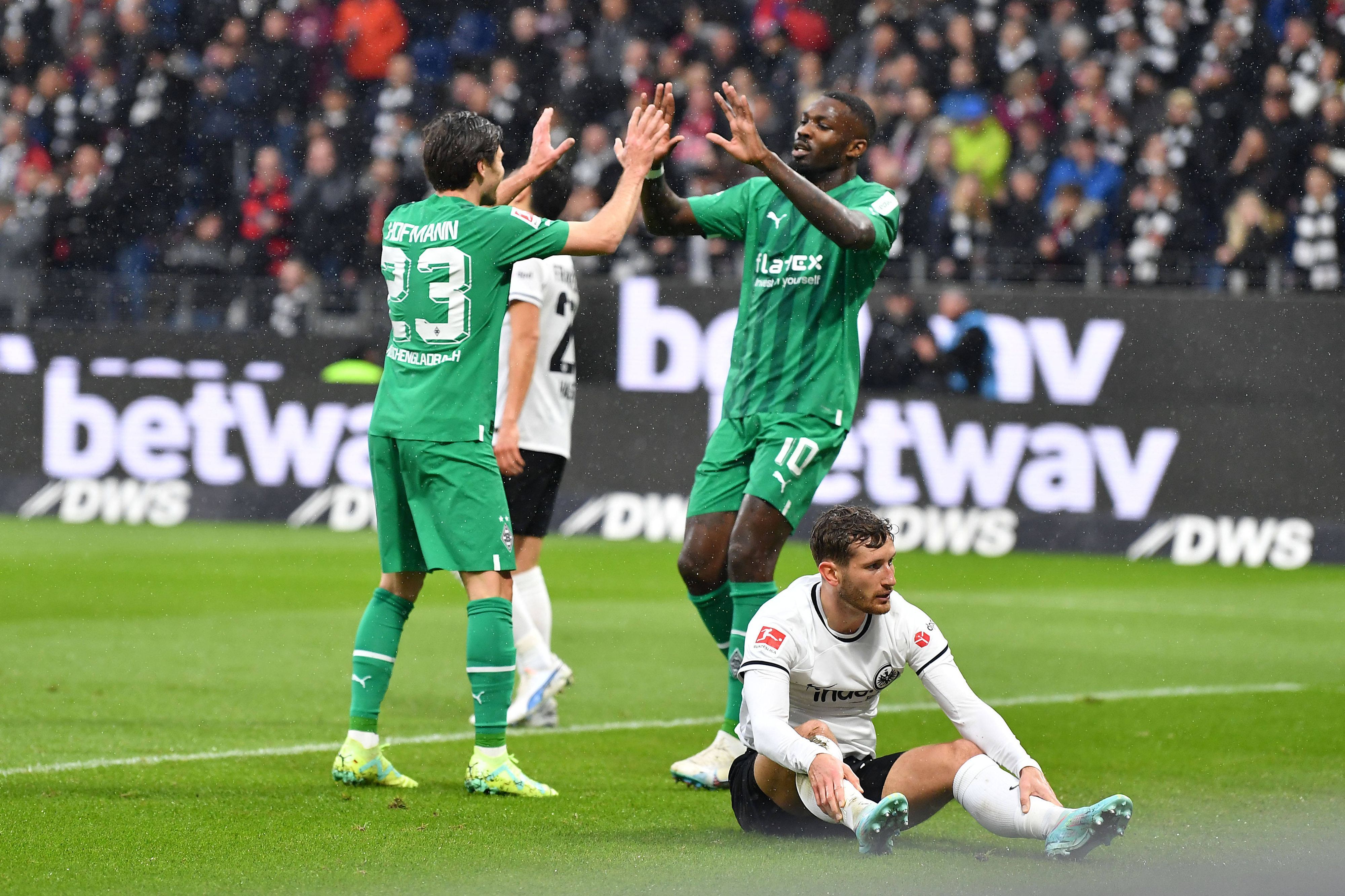 Jonas Hofmann (l.) und Marcus Thuram bejubeln den Treffer zum 1:0 von Borussia Mönchengladbach bei Eintracht Frankfurt am 15. April 2023.