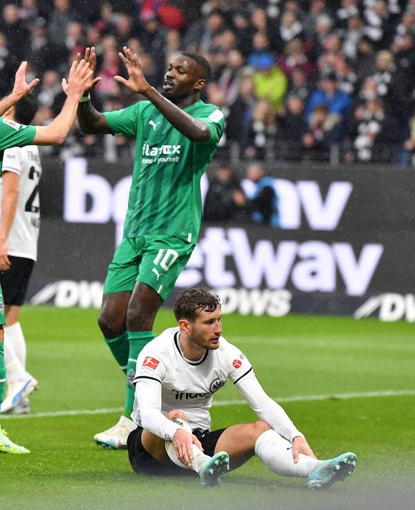 Jonas Hofmann (l.) und Marcus Thuram bejubeln den Treffer zum 1:0 von Borussia Mönchengladbach bei Eintracht Frankfurt am 15. April 2023.