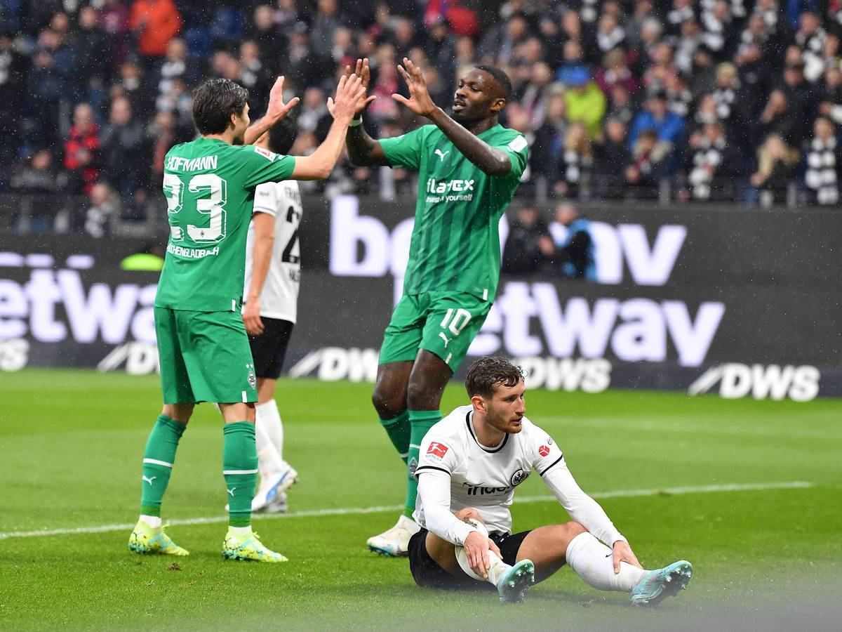 Jonas Hofmann (l.) und Marcus Thuram bejubeln den Treffer zum 1:0 von Borussia Mönchengladbach bei Eintracht Frankfurt am 15. April 2023.