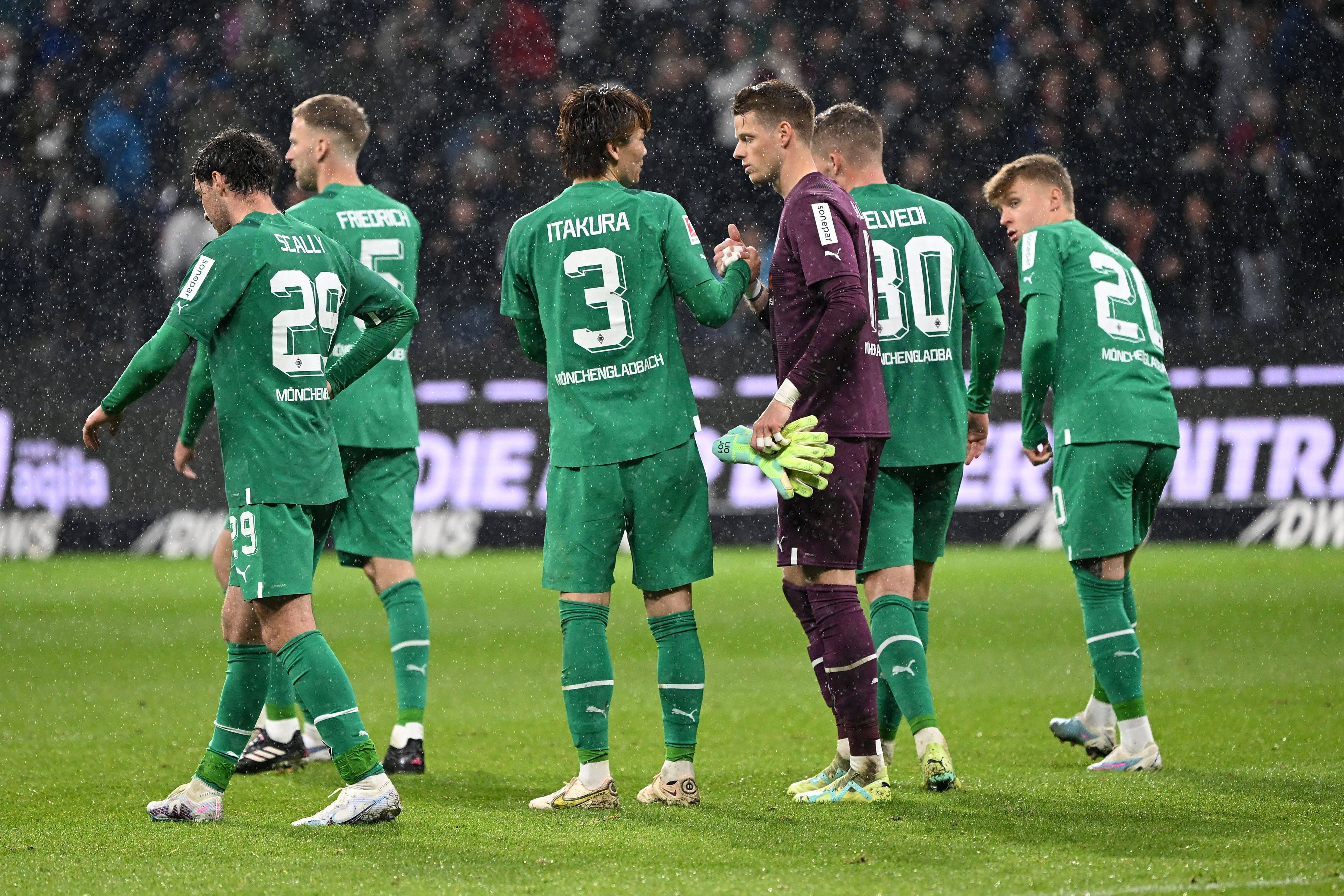 Jonas Omlin (3.v.r) war der beste Spieler von Borussia Mönchengladbach beim Auswärtsspiel bei Eintracht Frankfurt am 15. April 2023. Das Foto zeigt den Gladbach-Torhüter mit Joe Scally, Marvin Friedrich, Ko Itakura, Nico Elvedi und Luca Netz (v.l.n.r.).