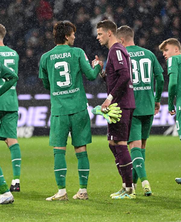 Jonas Omlin (3.v.r) war der beste Spieler von Borussia Mönchengladbach beim Auswärtsspiel bei Eintracht Frankfurt am 15. April 2023. Das Foto zeigt den Gladbach-Torhüter mit Joe Scally, Marvin Friedrich, Ko Itakura, Nico Elvedi und Luca Netz (v.l.n.r.).