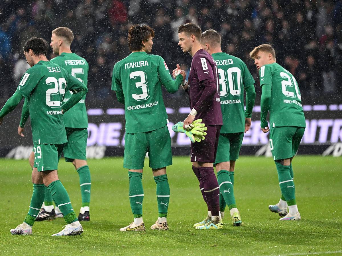 Jonas Omlin (3.v.r) war der beste Spieler von Borussia Mönchengladbach beim Auswärtsspiel bei Eintracht Frankfurt am 15. April 2023. Das Foto zeigt den Gladbach-Torhüter mit Joe Scally, Marvin Friedrich, Ko Itakura, Nico Elvedi und Luca Netz (v.l.n.r.).