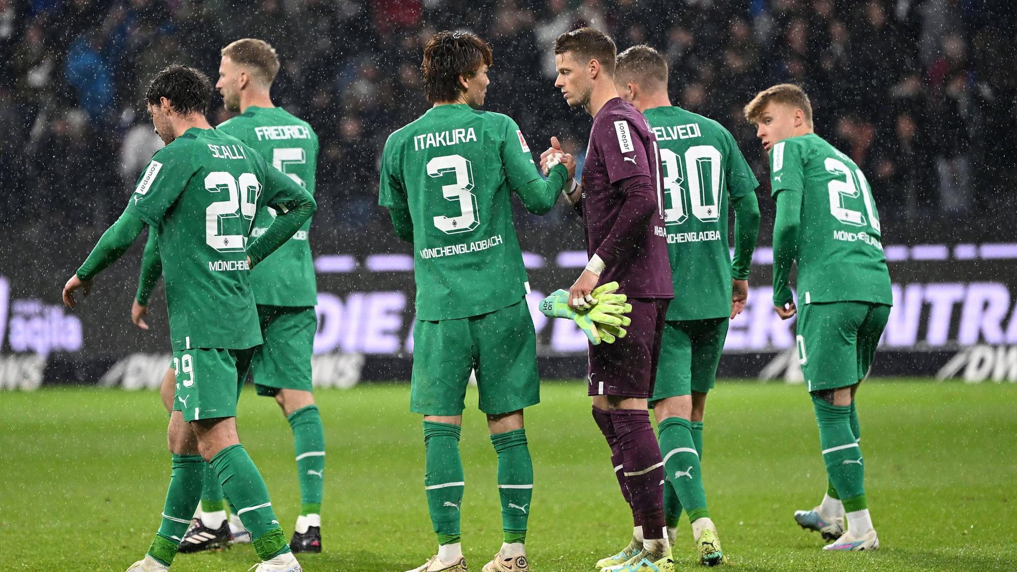 Jonas Omlin (3.v.r) war der beste Spieler von Borussia Mönchengladbach beim Auswärtsspiel bei Eintracht Frankfurt am 15. April 2023. Das Foto zeigt den Gladbach-Torhüter mit Joe Scally, Marvin Friedrich, Ko Itakura, Nico Elvedi und Luca Netz (v.l.n.r.).