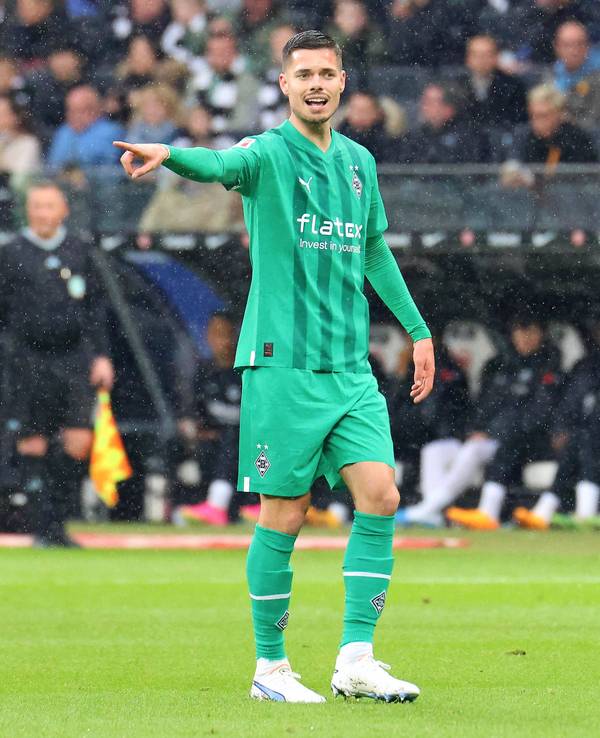 Julian Weigl am 15. April 2023 beim Bundesliga-Spiel bei Eintracht Frankfurt. Das Foto zeigt ihn beim Geben von Anweisungen.