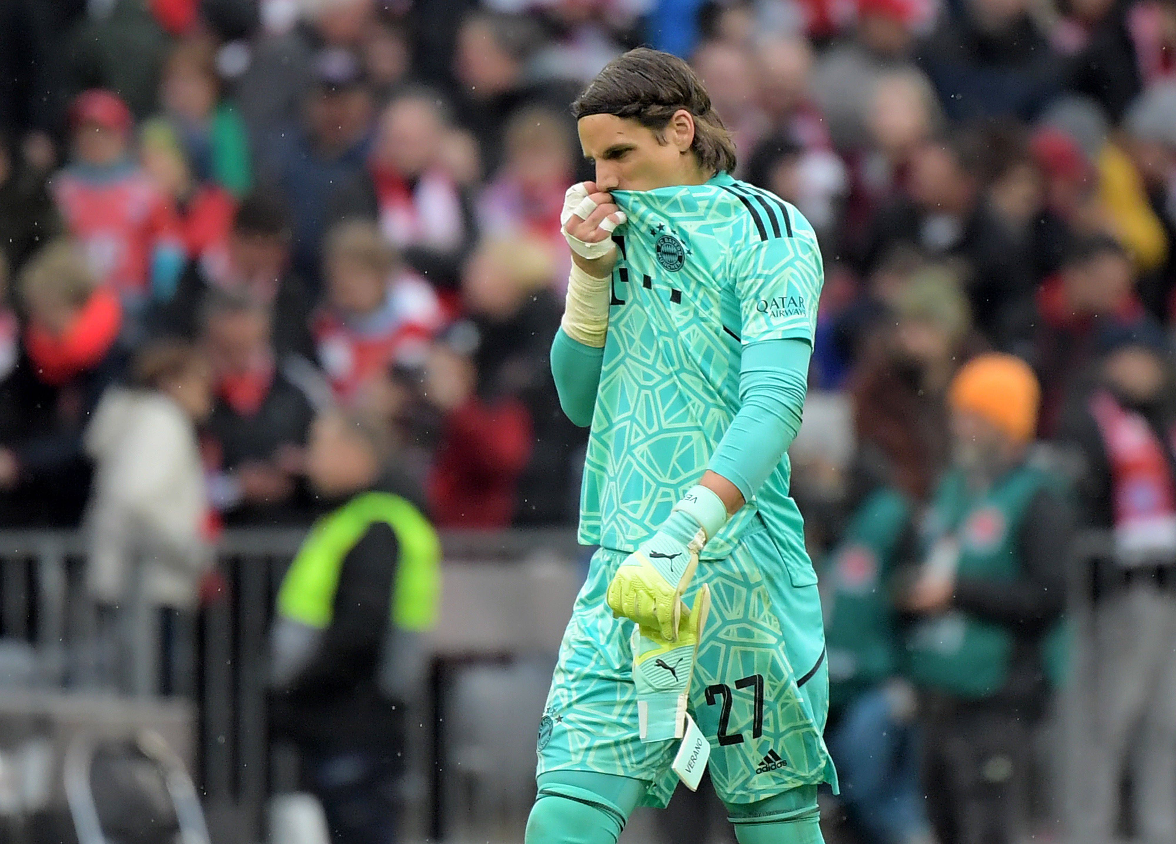 Yann Sommer, Ex-Torwart von Borussia Mönchengladbach, ist nach dem 1:1 vom FC Bayern München gegen die TSG Hoffenheim am 15. April 2023 enttäuscht.