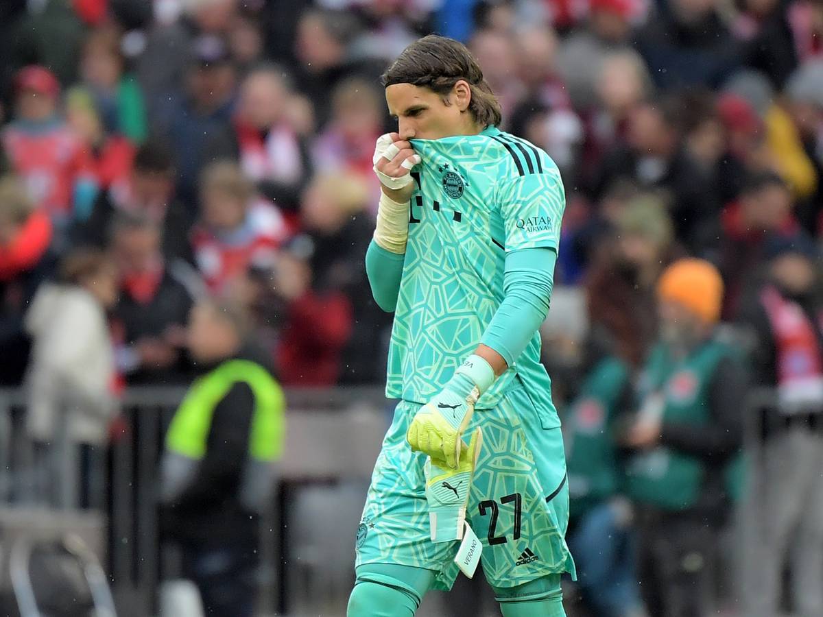 Yann Sommer, Ex-Torwart von Borussia Mönchengladbach, ist nach dem 1:1 vom FC Bayern München gegen die TSG Hoffenheim am 15. April 2023 enttäuscht.