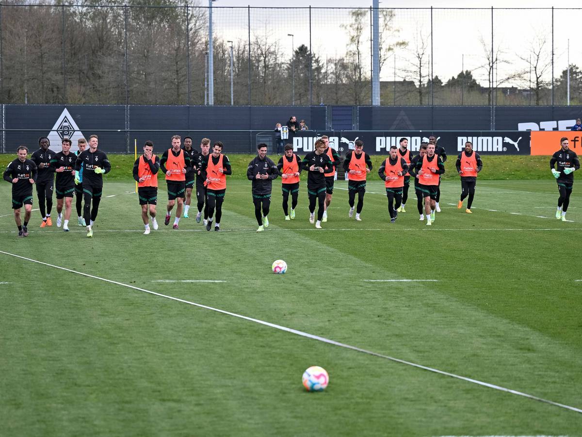 Die Mannschaft von Borussia Mönchengladbach dreht nach dem Training am 12. April 2023 noch eine abschließende Laufrunde über den Trainingsplatz im Borussia-Park.