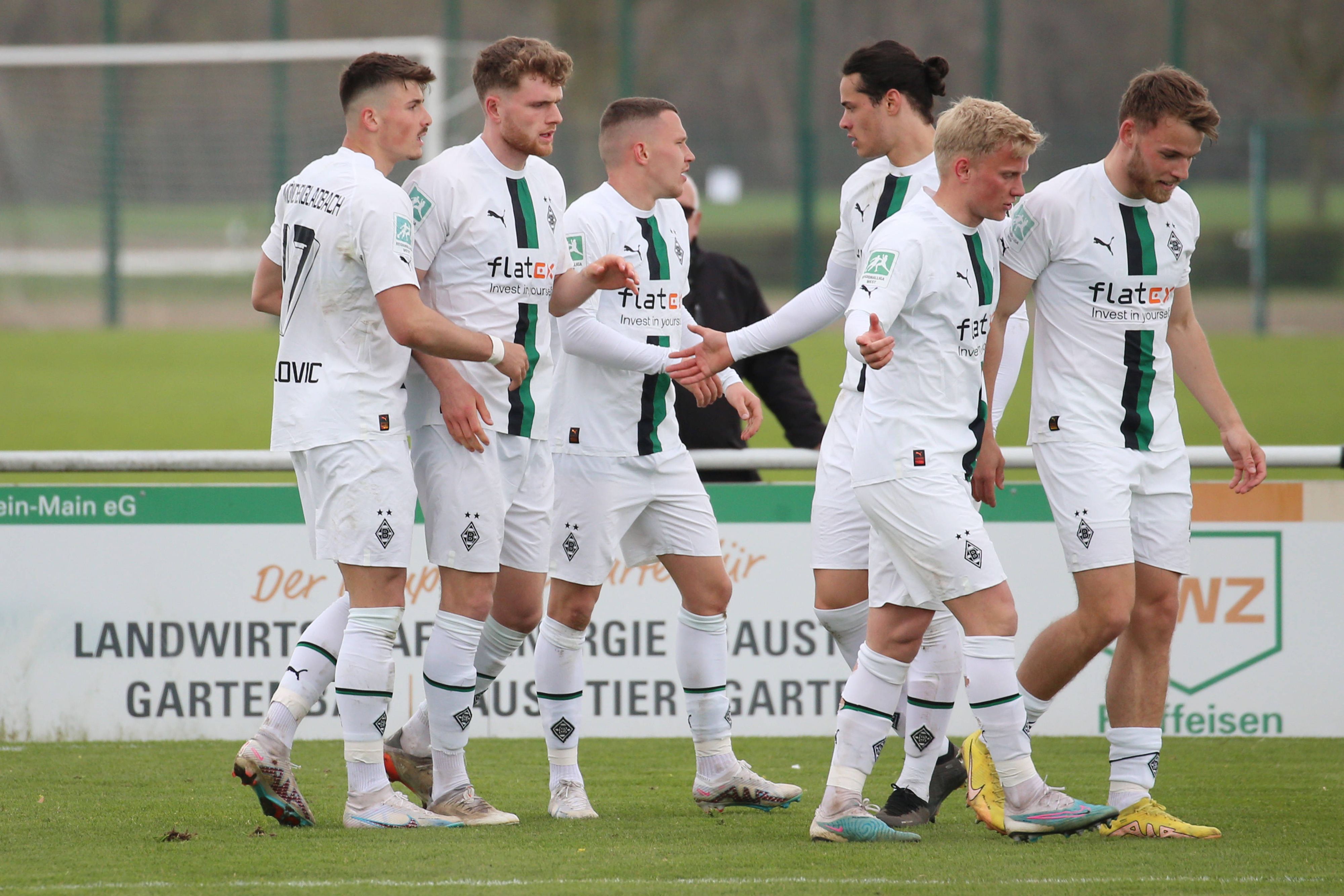 Die U23 von Borussia Mönchengladbach bejubelt das zwischenzeitliche 1:0 durch Phil Beckhoff (M.) im Spiel der Regionalliga West am 15. April 2023 beim SV Straelen.