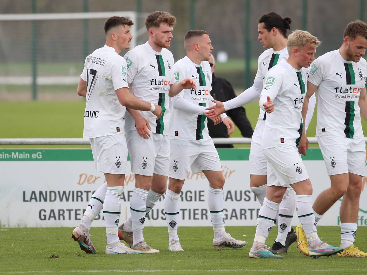 Die U23 von Borussia Mönchengladbach bejubelt das zwischenzeitliche 1:0 durch Phil Beckhoff (M.) im Spiel der Regionalliga West am 15. April 2023 beim SV Straelen.