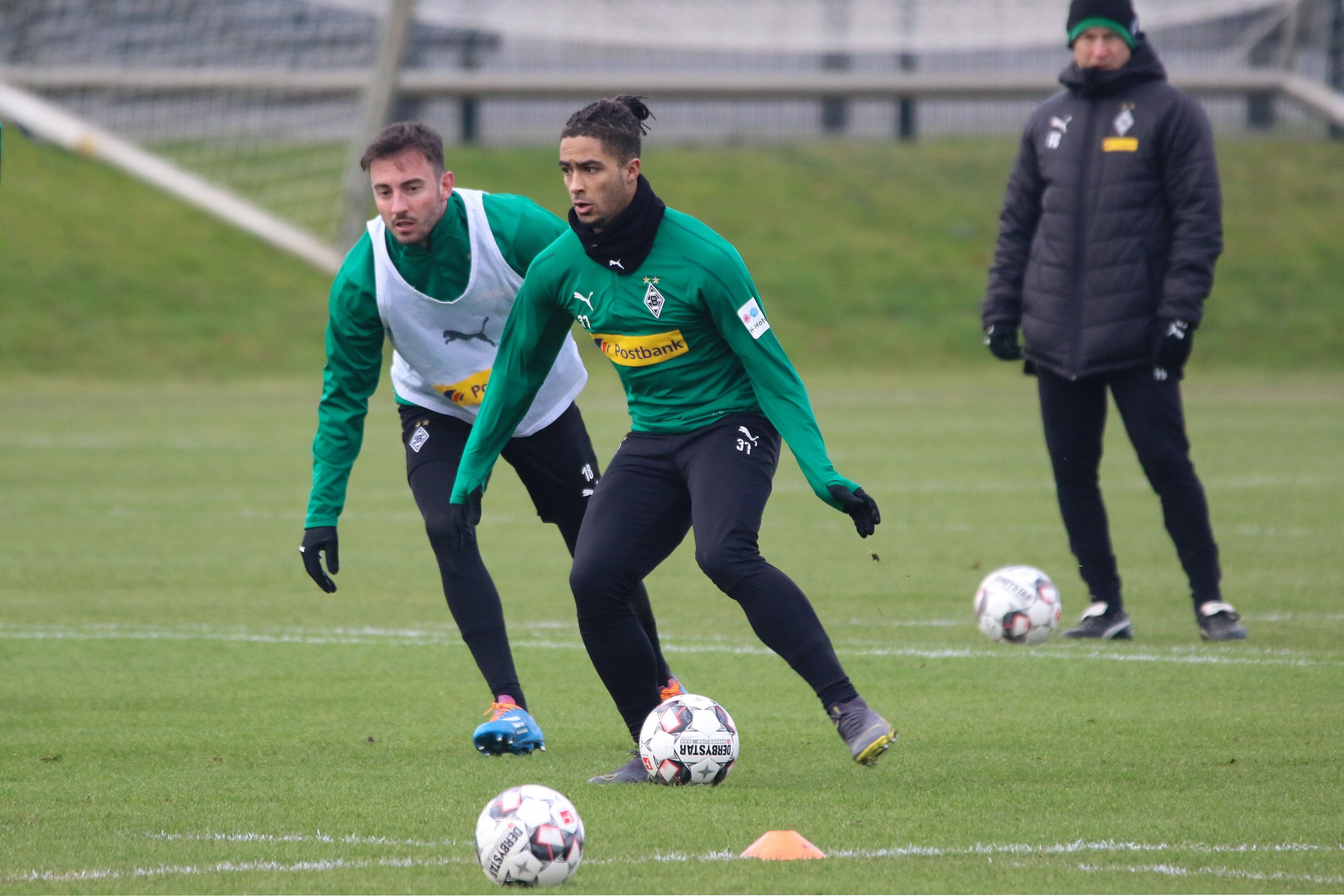 Keanan Bennetts (r.) gelang ebenso wie Josip Drmic, seinem ehemaligen Teamkollegen bei Borussia Mönchengladbach, der Gladbach-Durchbruch nicht. Das Foto zeigt die beiden Ex-Fohlen im Training am 13. Februar 2019.