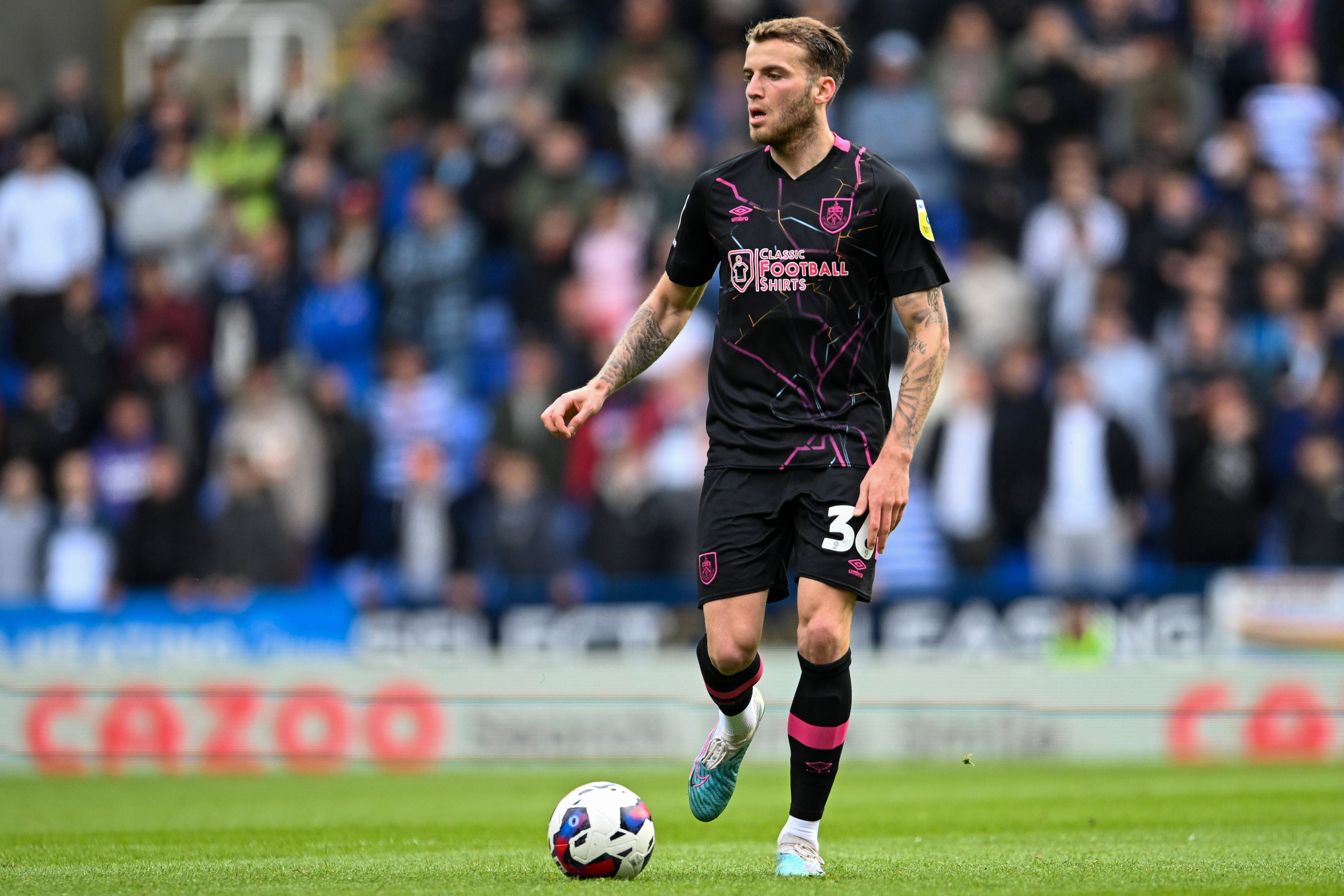 Jordan Beyer, hier am 15. April 2023 bei einem Spiel des FC Burnely gegen den FC Reading, kann Borussia Mönchengladbach für eine festgeschriebene Ablösesumme verlassen und fest zu dem englischen Klub wechseln.