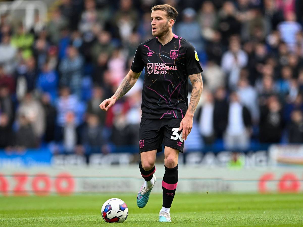 Jordan Beyer, hier am 15. April 2023 bei einem Spiel des FC Burnely gegen den FC Reading, kann Borussia Mönchengladbach für eine festgeschriebene Ablösesumme verlassen und fest zu dem englischen Klub wechseln.