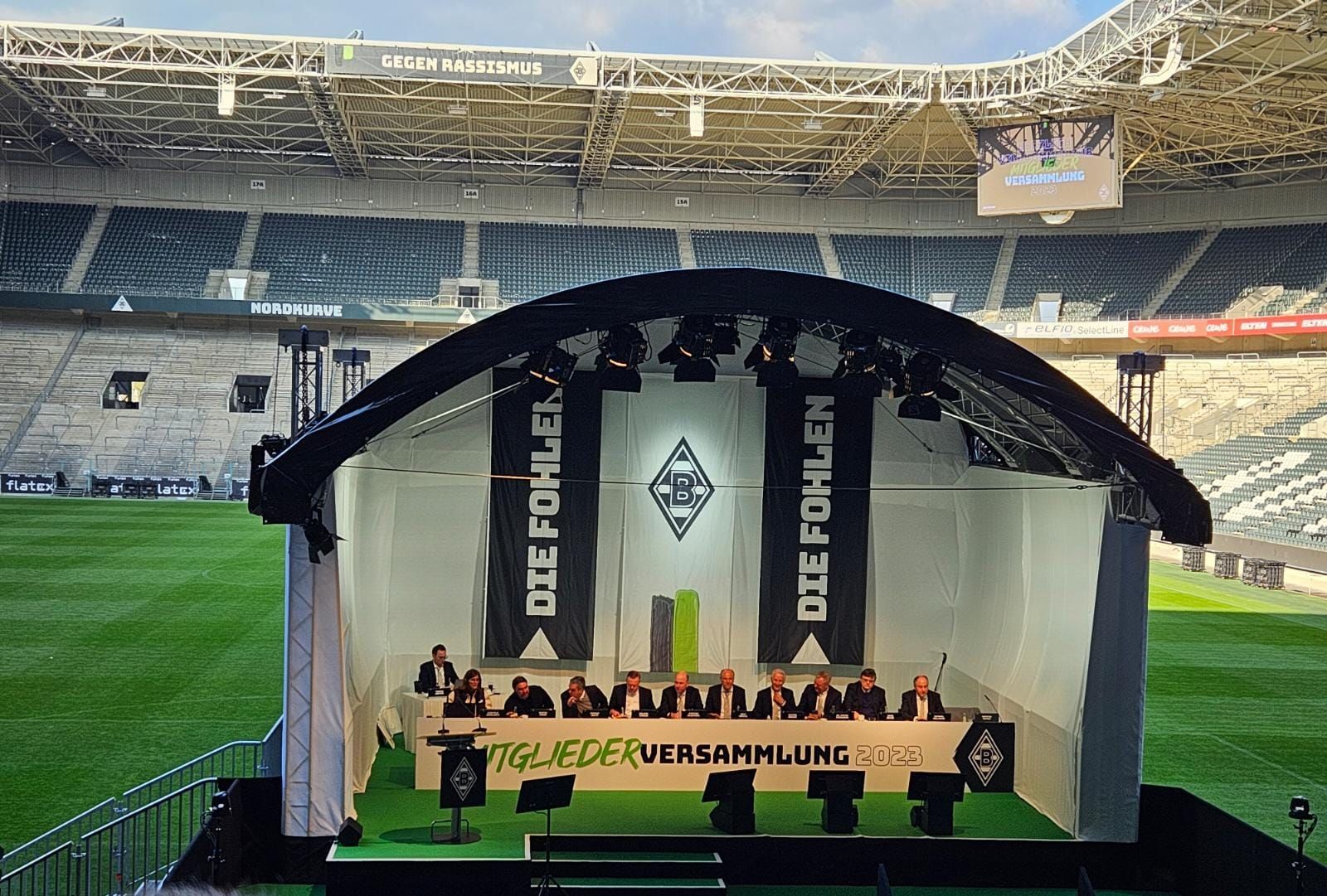 Das Podium der Mitgliederversammlung im Borussia-Park am 17. April 2023.