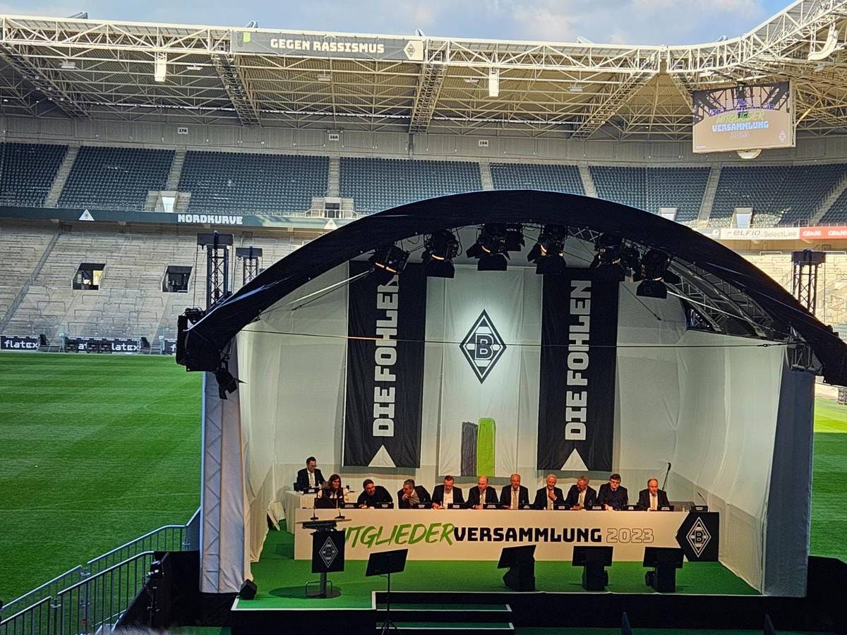 Das Podium der Mitgliederversammlung im Borussia-Park am 17. April 2023.