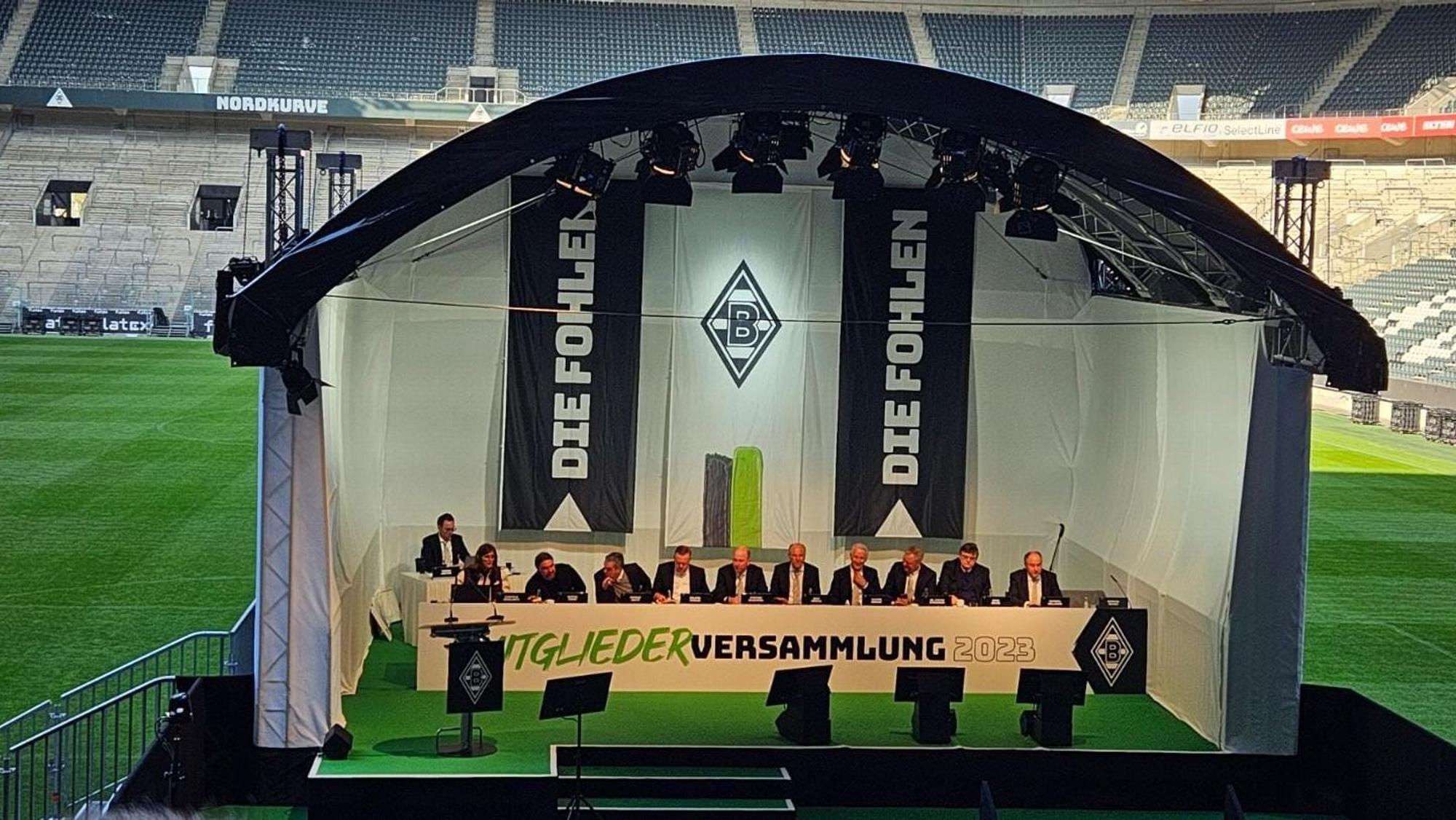 Das Podium der Mitgliederversammlung im Borussia-Park am 17. April 2023.