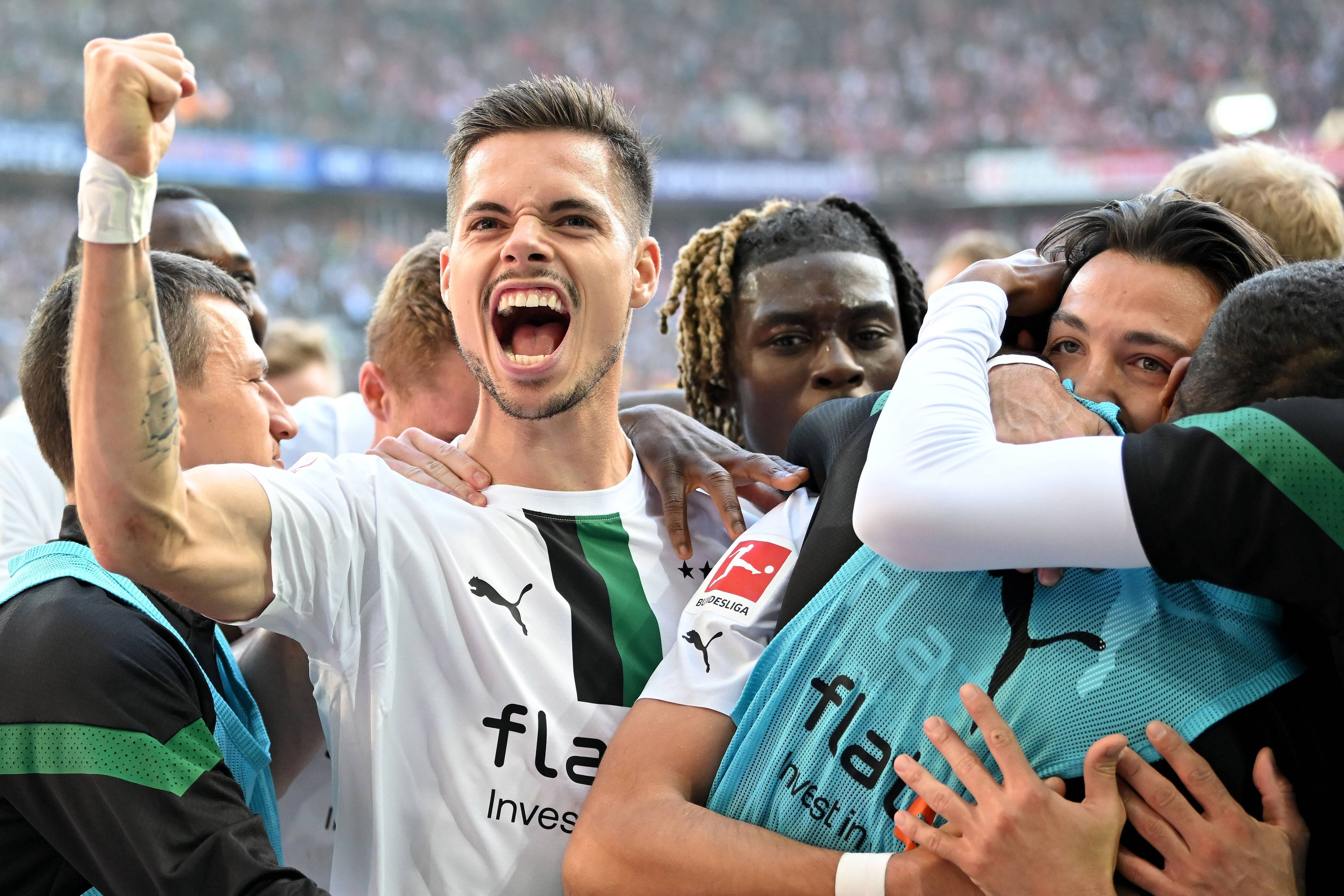 Julian Weigl (2.v.l.) jubelt mit seinen Mitspielern bei Borussia Mönchengladbach im Bundesliga-Spiel gegen den 1. FC Köln am 9. Oktober 2022.